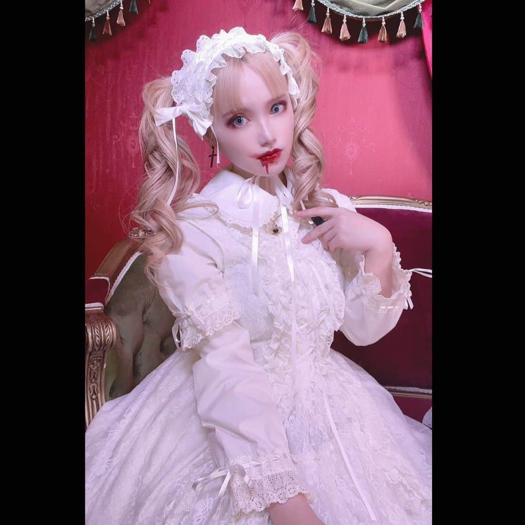 赤木クロのインスタグラム：「白ゴス🖤 、 、 、 、 、 、 、  #anime #animegirl #animejapan #animeworld #japan #japanesegirl #日本  #comic #cos #cosplay #cosplayer #cosplaygirl #cosplayers #コスプレ #コスプレイヤー  #gravure  #lingerie  #일본여자 #코스프레 #그라비아 #角色扮演遊戲　#lolita #lolitafashion #ロリィタ #ロリィタファッション」