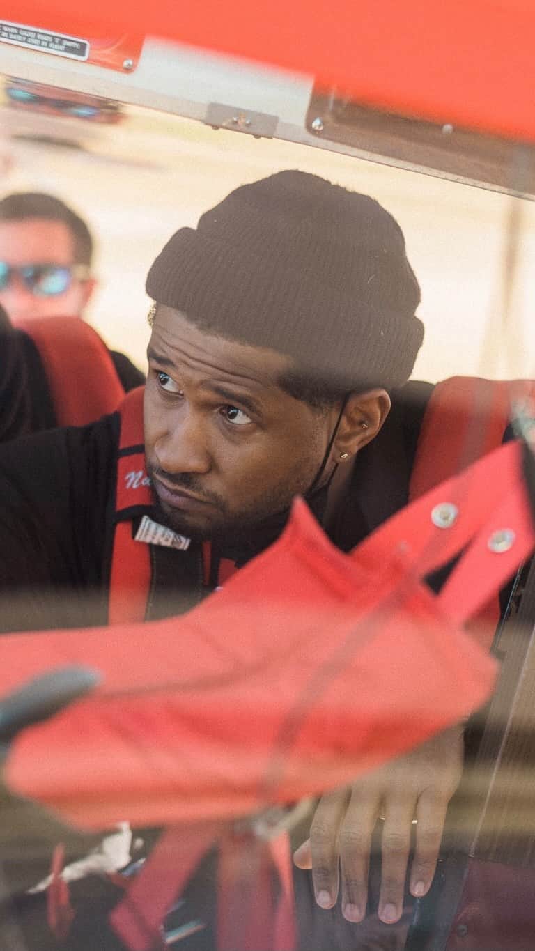 アッシャーのインスタグラム：「I decided to do something different and adventurous, educate my boys and nephew about the history of Black pilots.   Sure, I could have had them write an essay. Instead, we flew with the Red Tails at Moton Field, where the brave Tuskegee Airmen departed for WWII as the first Black pilots in US history.  For more info on the Red Tails follow @Redtailscholarship.   Pilots: Jared Savage: @Straight_up_savage Torius Moore: @Toriusdeionmoore Chad Mintz: @cmintzphoto  Filmed by @timotheealexx Edited by @calebhawk  #BlackHistoryMonth」