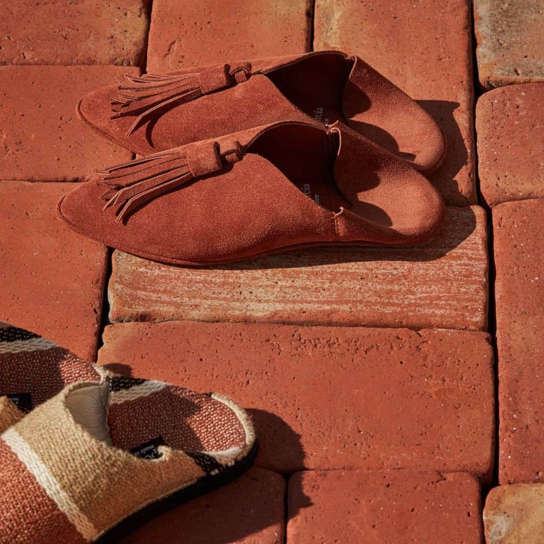 ペドロガルシアのインスタグラム：「Channelling an upbeat and dreamy mood. Style: Lubna/ tasselled loafers in terracotta and black castoro suede. #pedrogarciashoes #madeinspain」