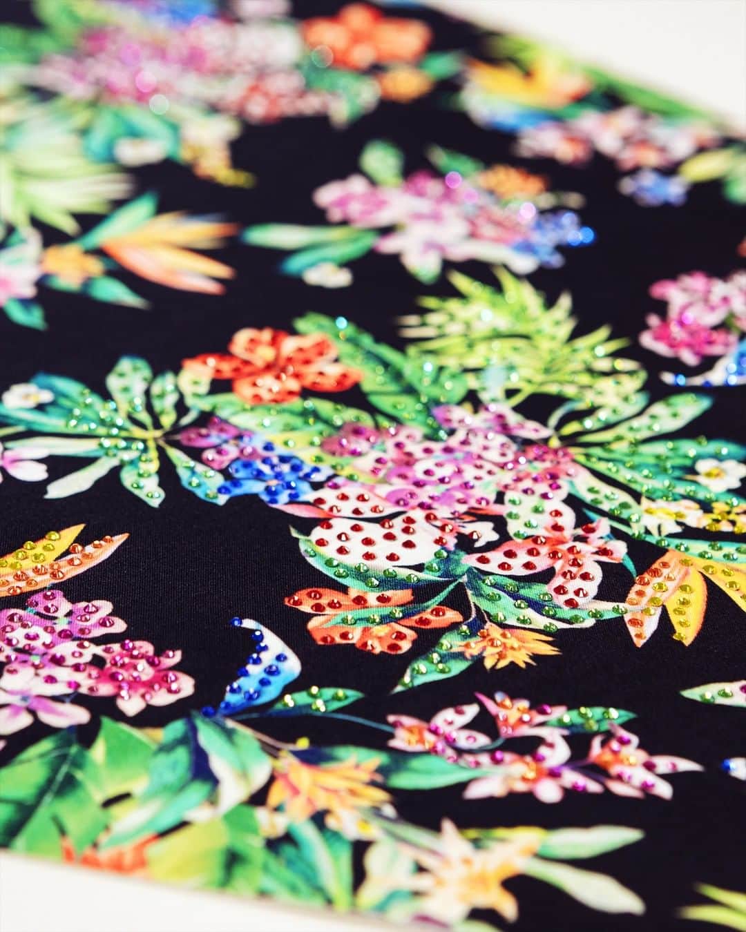 Giuseppe Zanotti Designさんのインスタグラム写真 - (Giuseppe Zanotti DesignInstagram)「Delicate silk. Bold florals. Micro crystal embroidery. From the imagination of #GiuseppeZanotti, comes the lush IBISCO. #GZCraft #GZSS21」2月3日 2時00分 - giuseppezanotti