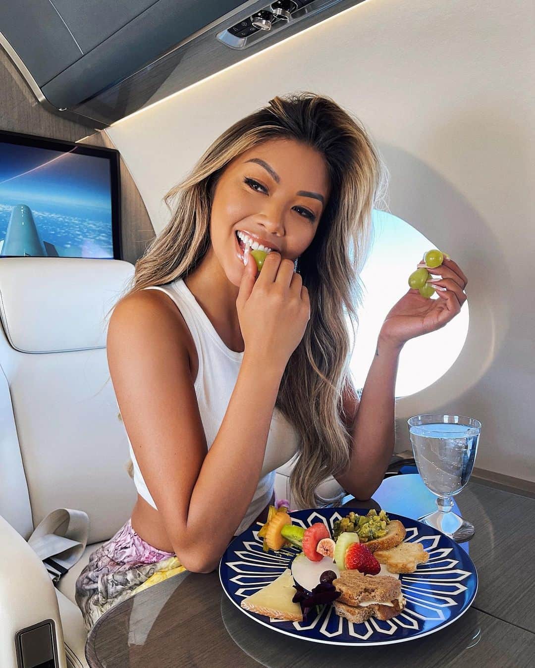 リアン Vのインスタグラム：「Setting new goals, eating healthy, and minding my business 😎🍇🍓」