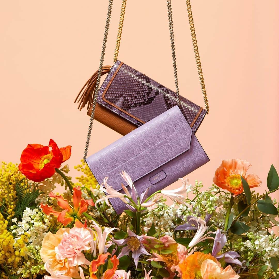 ランセルのインスタグラム：「Des cadeaux qui feront battre son ❤️ Rendez-vous sur Lancel.com pour découvrir notre sélection cadeaux spéciale Saint-Valentin ! Ninon – Cuir grainé et python – Parme et camel  Gifts from the ❤️ Discover our special Valentine's Day gift selection online! Ninon – Grained leather and python – Mauve and camel #NinonByLancel #SS21 #Lancel」