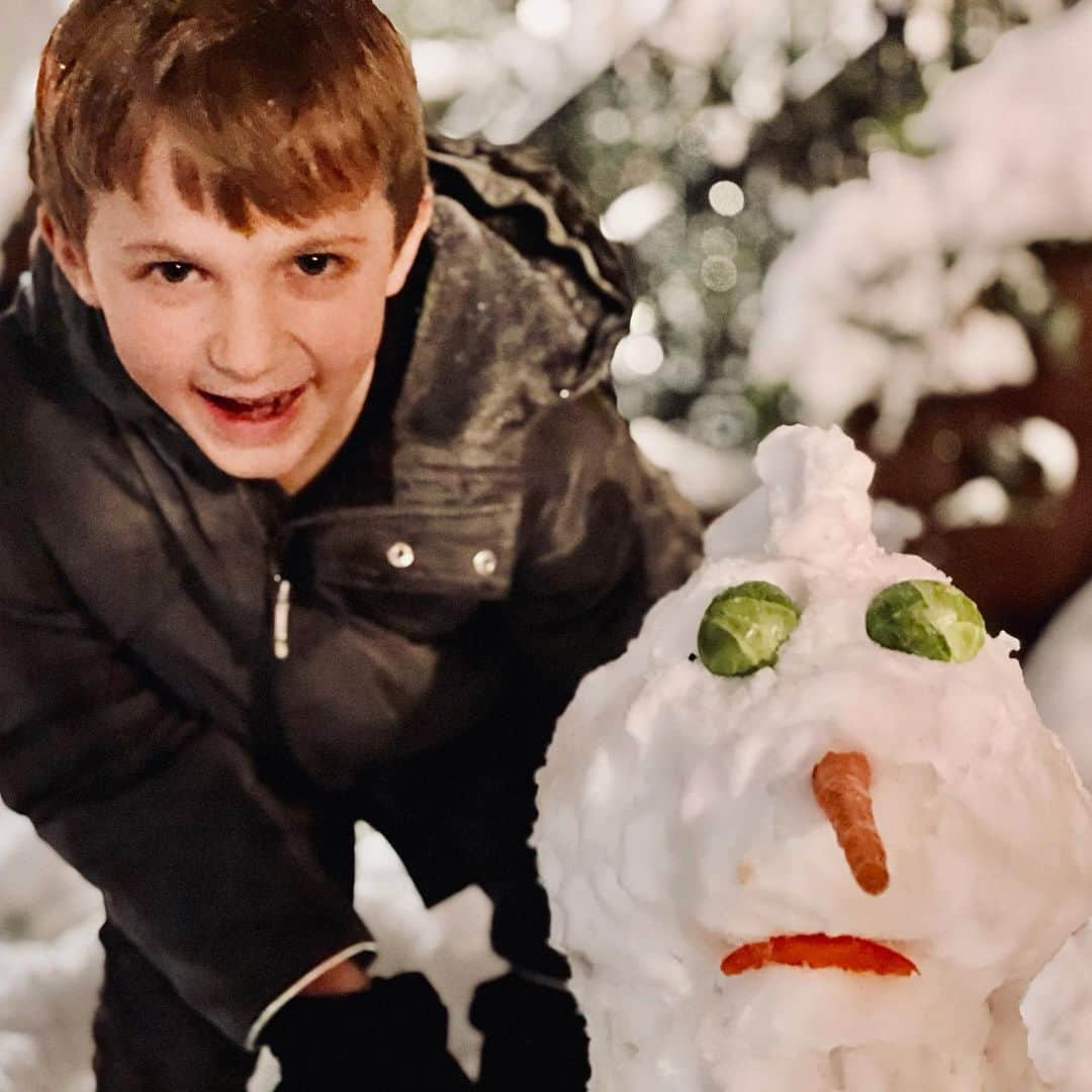 ポール・ブラックソーンのインスタグラム：「Amazing what you can do with two Brussels sprouts, a carrot, a red pepper, a snow storm and a huge helping hand from Luka. X」