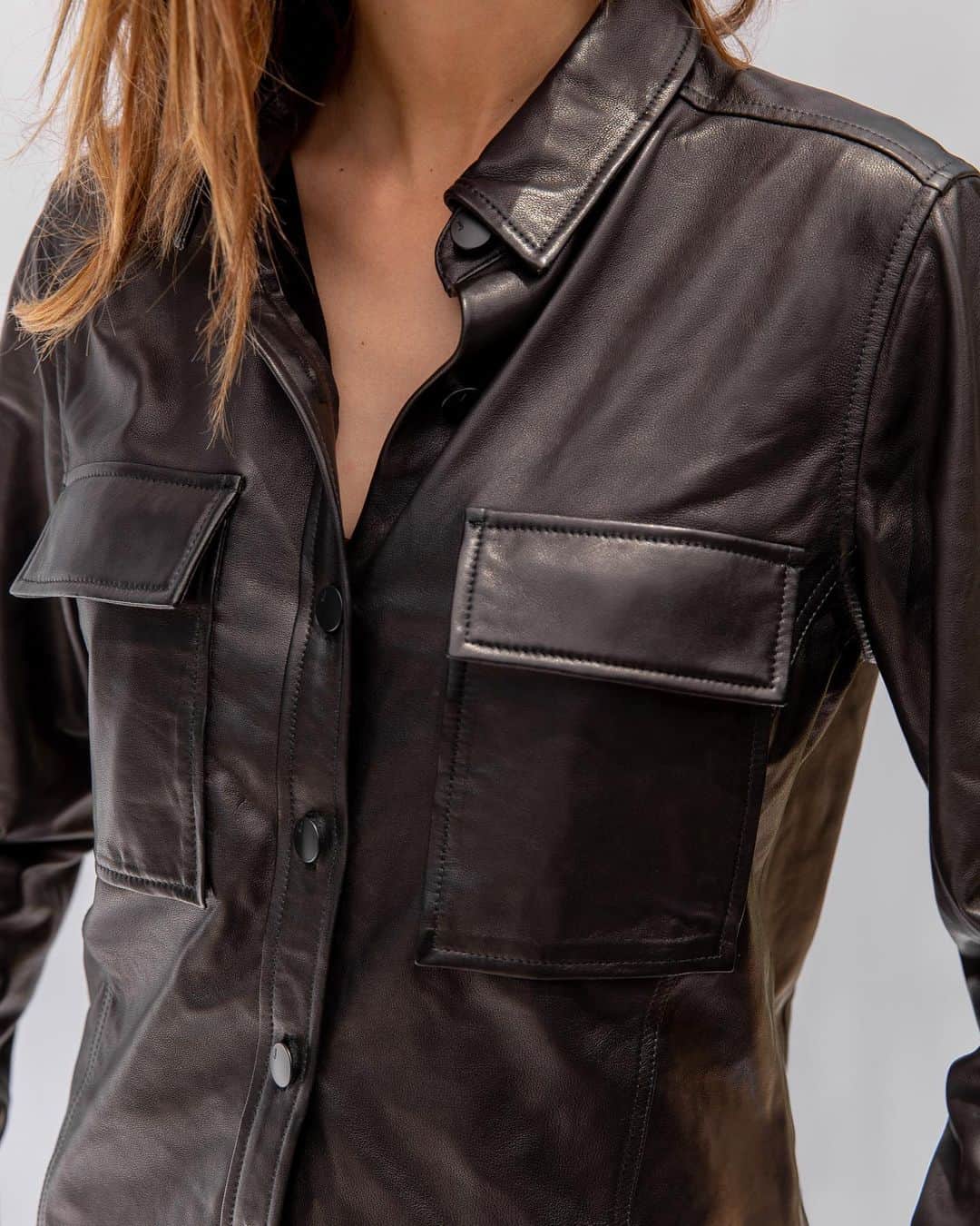 Jブランドのインスタグラム：「A closer look at the Oversized Leather Shirt Jacket 🔍」