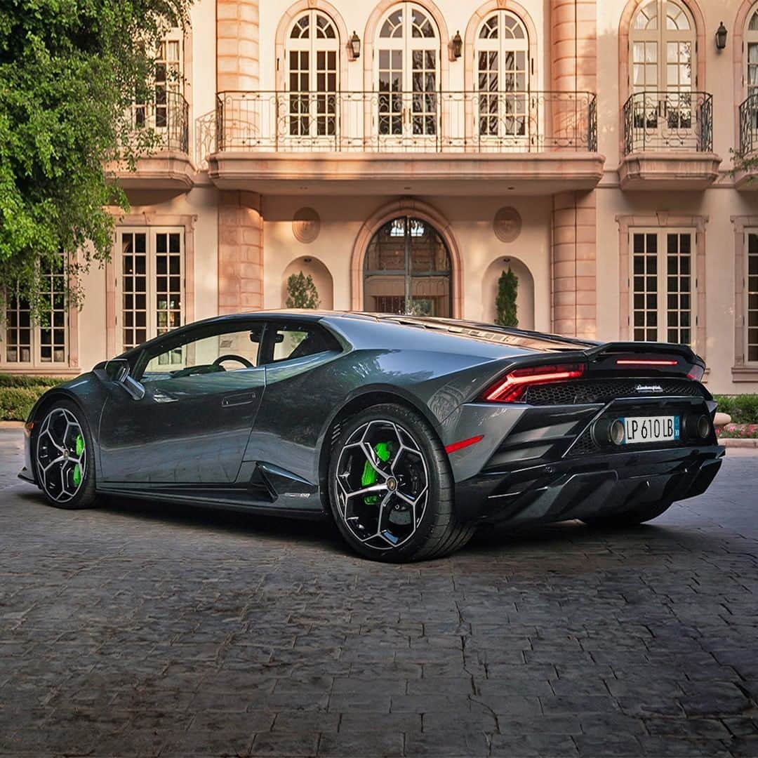 ランボルギーニのインスタグラム：「Amid a difficult time, Lamborghini and @ladygaga teamed up to encourage kindness and doing good for yourself and others. We gave people the chance to win the Huracán EVO RWD featured in the "911" music video. Donations from the @omaze sweepstakes will support @btwfoundation and organizations and families experiencing disproportionate impact from the pandemic.   #Lamborghini #HuracanEVORWD #RewindToRWD #LamborghiniRealLover」