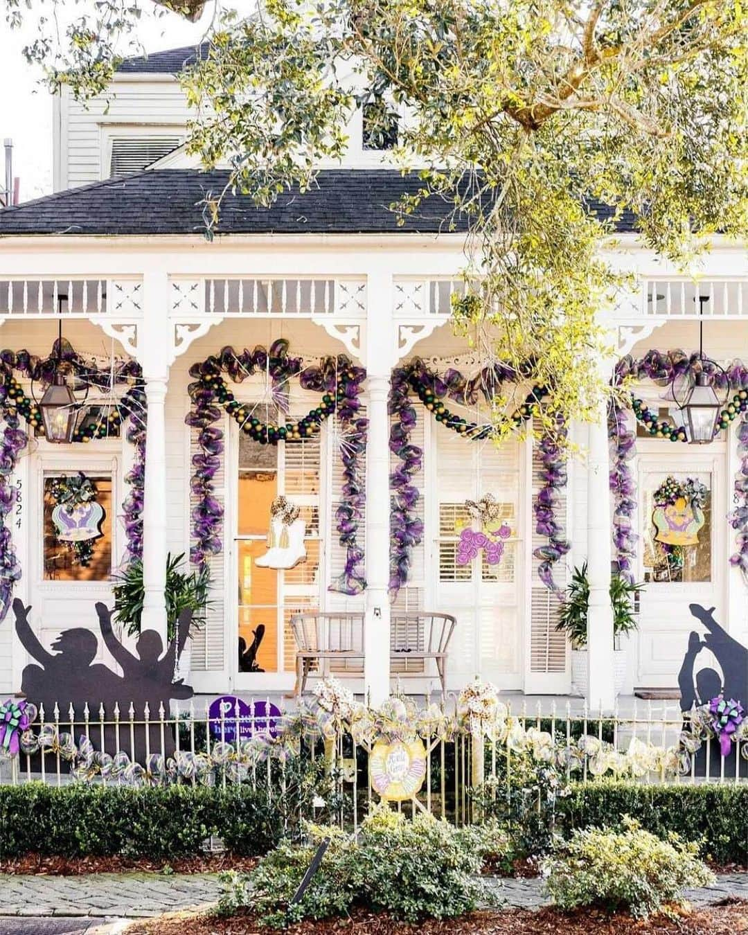 HGTVさんのインスタグラム写真 - (HGTVInstagram)「Laissez les bon temps rouler! ⚜️ Mardi Gras season in New Orleans looks a little different this year. 📸  Photographer Laura Steffan (@lsteffan) captures the new tradition of Yardi Gras, and we're feeling the good vibes. 💜 💛 💚⁠⁠ ⁠⁠ With Mardi Gras parades canceled for 2021, Nola residents are turning their homes into stationary floats to keep the spirit of the season alive. 🎭 Employing the artists behind the build of the city's usual parade floats, Yardi Gras brings the magic of the season to neighborhoods all across the city. 🥳 ⁠⁠ ⁠⁠ Swipe through for inspiration on your own Mardi Gras decor and follow @lsteffan for more Big Easy magic in your feed. ✨⁠⁠ ⁠⁠ 1) Following those Parade at Home orders to a T 😍⁠⁠ 2) Custom ball decor from @lousballz 🟣 🟢 🟡⁠⁠ 3) The Night Tripper, honoring Dr. John 🔮✨ @redbeansparade employs Mardi Gras artists to create Yardi Gras goodness ⁠⁠ 4 & 5) @redbeansparade’s The Queen’s Jubilee on iconic St. Charles Avenue 🚋 ✨⁠⁠ 6) All in favor of the house floats being a year-round thing, say weh! 🌸 🌼⁠⁠ 7) All hail the Krewe of Garden Party 👑 🌿 🌸  @bigsexyneon⁠⁠ 8) @sarahellacole and her family’s first Mardi Gras... they're naturals! 🤩 🐶 ⁠⁠ ⁠⁠ #paradeathome #followyournola #yardigras #neworleans #nola #mardigras #alwaysneworleans #mardigras2021 #kreweofhousefloats」2月3日 2時07分 - hgtv