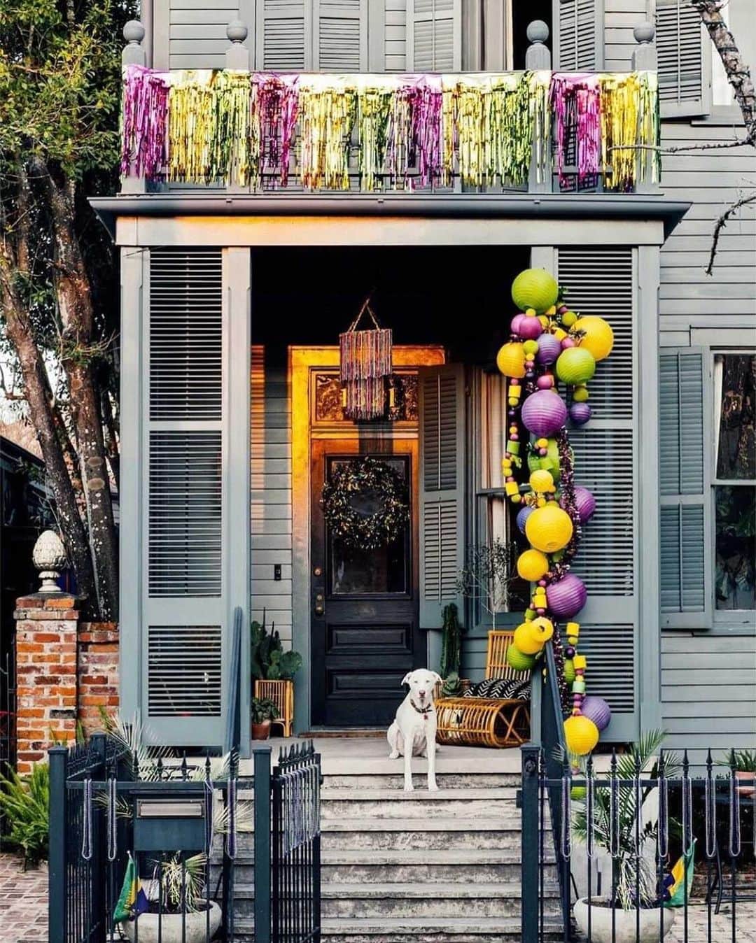 HGTVさんのインスタグラム写真 - (HGTVInstagram)「Laissez les bon temps rouler! ⚜️ Mardi Gras season in New Orleans looks a little different this year. 📸  Photographer Laura Steffan (@lsteffan) captures the new tradition of Yardi Gras, and we're feeling the good vibes. 💜 💛 💚⁠⁠ ⁠⁠ With Mardi Gras parades canceled for 2021, Nola residents are turning their homes into stationary floats to keep the spirit of the season alive. 🎭 Employing the artists behind the build of the city's usual parade floats, Yardi Gras brings the magic of the season to neighborhoods all across the city. 🥳 ⁠⁠ ⁠⁠ Swipe through for inspiration on your own Mardi Gras decor and follow @lsteffan for more Big Easy magic in your feed. ✨⁠⁠ ⁠⁠ 1) Following those Parade at Home orders to a T 😍⁠⁠ 2) Custom ball decor from @lousballz 🟣 🟢 🟡⁠⁠ 3) The Night Tripper, honoring Dr. John 🔮✨ @redbeansparade employs Mardi Gras artists to create Yardi Gras goodness ⁠⁠ 4 & 5) @redbeansparade’s The Queen’s Jubilee on iconic St. Charles Avenue 🚋 ✨⁠⁠ 6) All in favor of the house floats being a year-round thing, say weh! 🌸 🌼⁠⁠ 7) All hail the Krewe of Garden Party 👑 🌿 🌸  @bigsexyneon⁠⁠ 8) @sarahellacole and her family’s first Mardi Gras... they're naturals! 🤩 🐶 ⁠⁠ ⁠⁠ #paradeathome #followyournola #yardigras #neworleans #nola #mardigras #alwaysneworleans #mardigras2021 #kreweofhousefloats」2月3日 2時07分 - hgtv