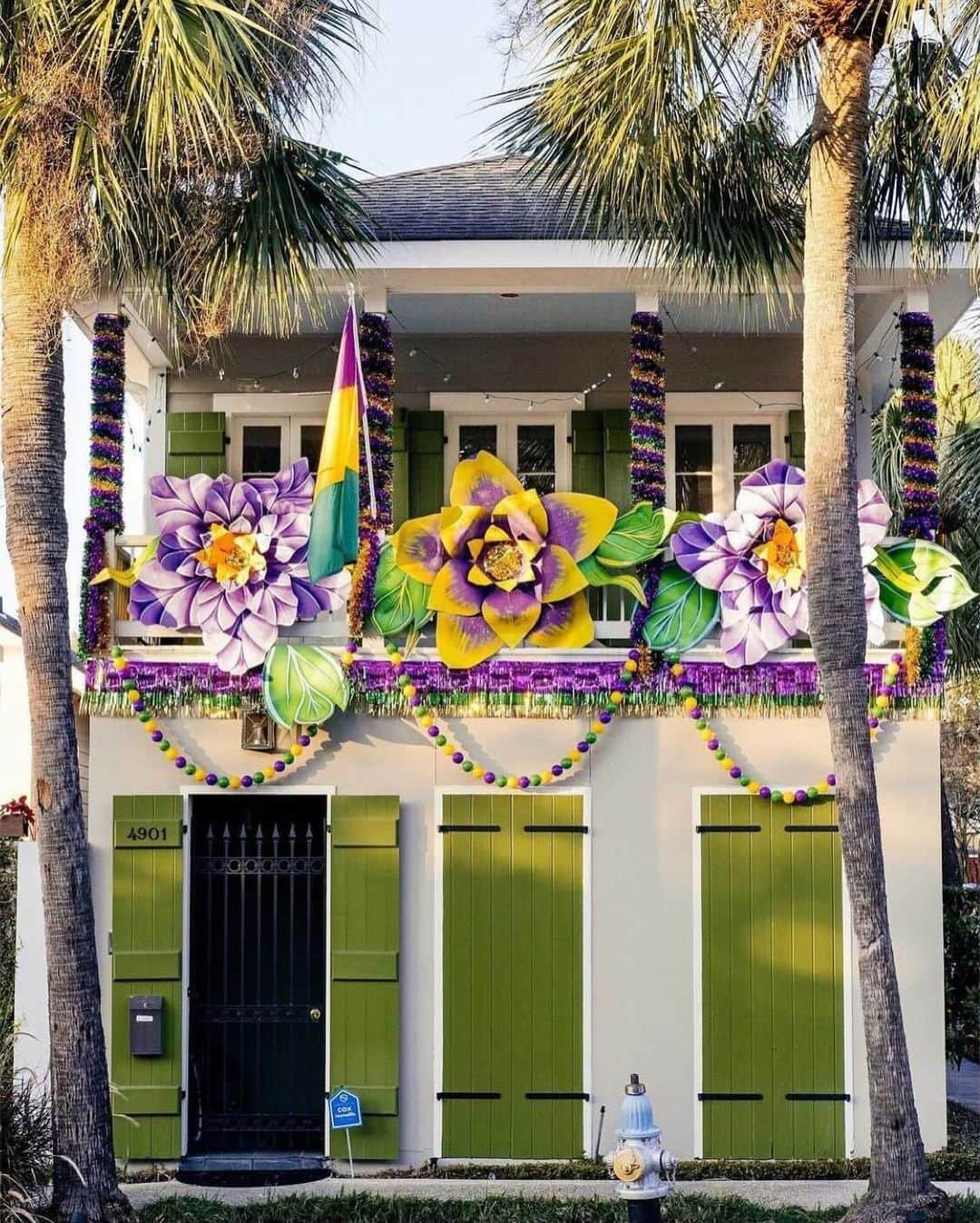 HGTVさんのインスタグラム写真 - (HGTVInstagram)「Laissez les bon temps rouler! ⚜️ Mardi Gras season in New Orleans looks a little different this year. 📸  Photographer Laura Steffan (@lsteffan) captures the new tradition of Yardi Gras, and we're feeling the good vibes. 💜 💛 💚⁠⁠ ⁠⁠ With Mardi Gras parades canceled for 2021, Nola residents are turning their homes into stationary floats to keep the spirit of the season alive. 🎭 Employing the artists behind the build of the city's usual parade floats, Yardi Gras brings the magic of the season to neighborhoods all across the city. 🥳 ⁠⁠ ⁠⁠ Swipe through for inspiration on your own Mardi Gras decor and follow @lsteffan for more Big Easy magic in your feed. ✨⁠⁠ ⁠⁠ 1) Following those Parade at Home orders to a T 😍⁠⁠ 2) Custom ball decor from @lousballz 🟣 🟢 🟡⁠⁠ 3) The Night Tripper, honoring Dr. John 🔮✨ @redbeansparade employs Mardi Gras artists to create Yardi Gras goodness ⁠⁠ 4 & 5) @redbeansparade’s The Queen’s Jubilee on iconic St. Charles Avenue 🚋 ✨⁠⁠ 6) All in favor of the house floats being a year-round thing, say weh! 🌸 🌼⁠⁠ 7) All hail the Krewe of Garden Party 👑 🌿 🌸  @bigsexyneon⁠⁠ 8) @sarahellacole and her family’s first Mardi Gras... they're naturals! 🤩 🐶 ⁠⁠ ⁠⁠ #paradeathome #followyournola #yardigras #neworleans #nola #mardigras #alwaysneworleans #mardigras2021 #kreweofhousefloats」2月3日 2時07分 - hgtv