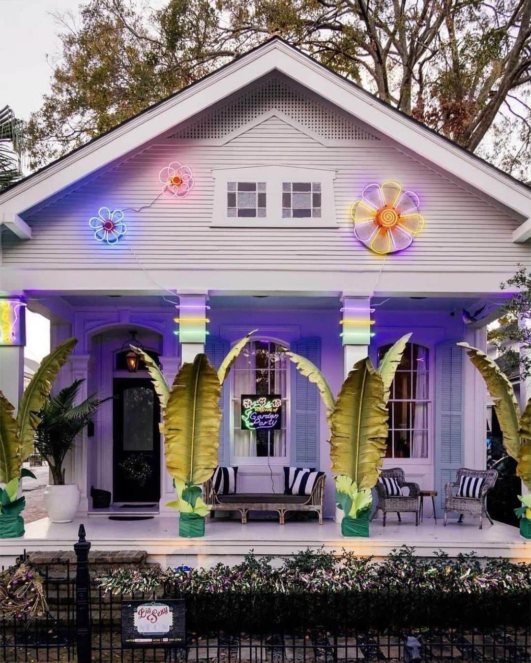 HGTVさんのインスタグラム写真 - (HGTVInstagram)「Laissez les bon temps rouler! ⚜️ Mardi Gras season in New Orleans looks a little different this year. 📸  Photographer Laura Steffan (@lsteffan) captures the new tradition of Yardi Gras, and we're feeling the good vibes. 💜 💛 💚⁠⁠ ⁠⁠ With Mardi Gras parades canceled for 2021, Nola residents are turning their homes into stationary floats to keep the spirit of the season alive. 🎭 Employing the artists behind the build of the city's usual parade floats, Yardi Gras brings the magic of the season to neighborhoods all across the city. 🥳 ⁠⁠ ⁠⁠ Swipe through for inspiration on your own Mardi Gras decor and follow @lsteffan for more Big Easy magic in your feed. ✨⁠⁠ ⁠⁠ 1) Following those Parade at Home orders to a T 😍⁠⁠ 2) Custom ball decor from @lousballz 🟣 🟢 🟡⁠⁠ 3) The Night Tripper, honoring Dr. John 🔮✨ @redbeansparade employs Mardi Gras artists to create Yardi Gras goodness ⁠⁠ 4 & 5) @redbeansparade’s The Queen’s Jubilee on iconic St. Charles Avenue 🚋 ✨⁠⁠ 6) All in favor of the house floats being a year-round thing, say weh! 🌸 🌼⁠⁠ 7) All hail the Krewe of Garden Party 👑 🌿 🌸  @bigsexyneon⁠⁠ 8) @sarahellacole and her family’s first Mardi Gras... they're naturals! 🤩 🐶 ⁠⁠ ⁠⁠ #paradeathome #followyournola #yardigras #neworleans #nola #mardigras #alwaysneworleans #mardigras2021 #kreweofhousefloats」2月3日 2時07分 - hgtv