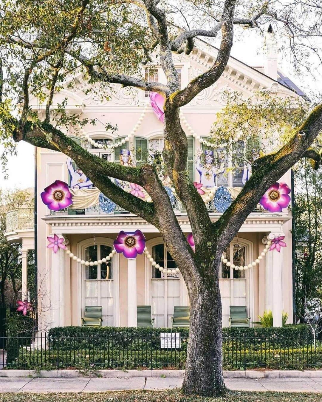 HGTVさんのインスタグラム写真 - (HGTVInstagram)「Laissez les bon temps rouler! ⚜️ Mardi Gras season in New Orleans looks a little different this year. 📸  Photographer Laura Steffan (@lsteffan) captures the new tradition of Yardi Gras, and we're feeling the good vibes. 💜 💛 💚⁠⁠ ⁠⁠ With Mardi Gras parades canceled for 2021, Nola residents are turning their homes into stationary floats to keep the spirit of the season alive. 🎭 Employing the artists behind the build of the city's usual parade floats, Yardi Gras brings the magic of the season to neighborhoods all across the city. 🥳 ⁠⁠ ⁠⁠ Swipe through for inspiration on your own Mardi Gras decor and follow @lsteffan for more Big Easy magic in your feed. ✨⁠⁠ ⁠⁠ 1) Following those Parade at Home orders to a T 😍⁠⁠ 2) Custom ball decor from @lousballz 🟣 🟢 🟡⁠⁠ 3) The Night Tripper, honoring Dr. John 🔮✨ @redbeansparade employs Mardi Gras artists to create Yardi Gras goodness ⁠⁠ 4 & 5) @redbeansparade’s The Queen’s Jubilee on iconic St. Charles Avenue 🚋 ✨⁠⁠ 6) All in favor of the house floats being a year-round thing, say weh! 🌸 🌼⁠⁠ 7) All hail the Krewe of Garden Party 👑 🌿 🌸  @bigsexyneon⁠⁠ 8) @sarahellacole and her family’s first Mardi Gras... they're naturals! 🤩 🐶 ⁠⁠ ⁠⁠ #paradeathome #followyournola #yardigras #neworleans #nola #mardigras #alwaysneworleans #mardigras2021 #kreweofhousefloats」2月3日 2時07分 - hgtv