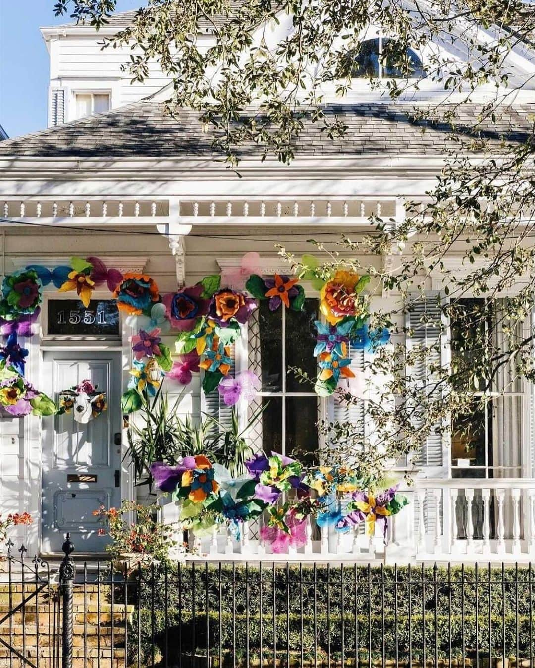 HGTVさんのインスタグラム写真 - (HGTVInstagram)「Laissez les bon temps rouler! ⚜️ Mardi Gras season in New Orleans looks a little different this year. 📸  Photographer Laura Steffan (@lsteffan) captures the new tradition of Yardi Gras, and we're feeling the good vibes. 💜 💛 💚⁠⁠ ⁠⁠ With Mardi Gras parades canceled for 2021, Nola residents are turning their homes into stationary floats to keep the spirit of the season alive. 🎭 Employing the artists behind the build of the city's usual parade floats, Yardi Gras brings the magic of the season to neighborhoods all across the city. 🥳 ⁠⁠ ⁠⁠ Swipe through for inspiration on your own Mardi Gras decor and follow @lsteffan for more Big Easy magic in your feed. ✨⁠⁠ ⁠⁠ 1) Following those Parade at Home orders to a T 😍⁠⁠ 2) Custom ball decor from @lousballz 🟣 🟢 🟡⁠⁠ 3) The Night Tripper, honoring Dr. John 🔮✨ @redbeansparade employs Mardi Gras artists to create Yardi Gras goodness ⁠⁠ 4 & 5) @redbeansparade’s The Queen’s Jubilee on iconic St. Charles Avenue 🚋 ✨⁠⁠ 6) All in favor of the house floats being a year-round thing, say weh! 🌸 🌼⁠⁠ 7) All hail the Krewe of Garden Party 👑 🌿 🌸  @bigsexyneon⁠⁠ 8) @sarahellacole and her family’s first Mardi Gras... they're naturals! 🤩 🐶 ⁠⁠ ⁠⁠ #paradeathome #followyournola #yardigras #neworleans #nola #mardigras #alwaysneworleans #mardigras2021 #kreweofhousefloats」2月3日 2時07分 - hgtv