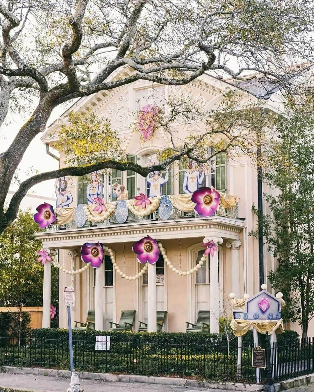 HGTVさんのインスタグラム写真 - (HGTVInstagram)「Laissez les bon temps rouler! ⚜️ Mardi Gras season in New Orleans looks a little different this year. 📸  Photographer Laura Steffan (@lsteffan) captures the new tradition of Yardi Gras, and we're feeling the good vibes. 💜 💛 💚⁠⁠ ⁠⁠ With Mardi Gras parades canceled for 2021, Nola residents are turning their homes into stationary floats to keep the spirit of the season alive. 🎭 Employing the artists behind the build of the city's usual parade floats, Yardi Gras brings the magic of the season to neighborhoods all across the city. 🥳 ⁠⁠ ⁠⁠ Swipe through for inspiration on your own Mardi Gras decor and follow @lsteffan for more Big Easy magic in your feed. ✨⁠⁠ ⁠⁠ 1) Following those Parade at Home orders to a T 😍⁠⁠ 2) Custom ball decor from @lousballz 🟣 🟢 🟡⁠⁠ 3) The Night Tripper, honoring Dr. John 🔮✨ @redbeansparade employs Mardi Gras artists to create Yardi Gras goodness ⁠⁠ 4 & 5) @redbeansparade’s The Queen’s Jubilee on iconic St. Charles Avenue 🚋 ✨⁠⁠ 6) All in favor of the house floats being a year-round thing, say weh! 🌸 🌼⁠⁠ 7) All hail the Krewe of Garden Party 👑 🌿 🌸  @bigsexyneon⁠⁠ 8) @sarahellacole and her family’s first Mardi Gras... they're naturals! 🤩 🐶 ⁠⁠ ⁠⁠ #paradeathome #followyournola #yardigras #neworleans #nola #mardigras #alwaysneworleans #mardigras2021 #kreweofhousefloats」2月3日 2時07分 - hgtv