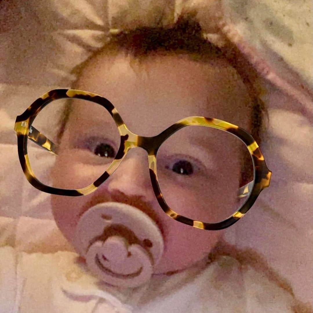 Warby Parkerのインスタグラム：「Please keep posting photos of your babies with our Virtual Try-On—we love to see it! 😂 (📸: @thatcoachkat.)  (Currently, Apple iPhone X—and above—models are the only devices with Apple’s ARKit & TrueDepth camera technology, along with our proprietary placement algorithm. We're always looking to expand to other platforms, but in the meantime check out our #warbyhometryon program!)」