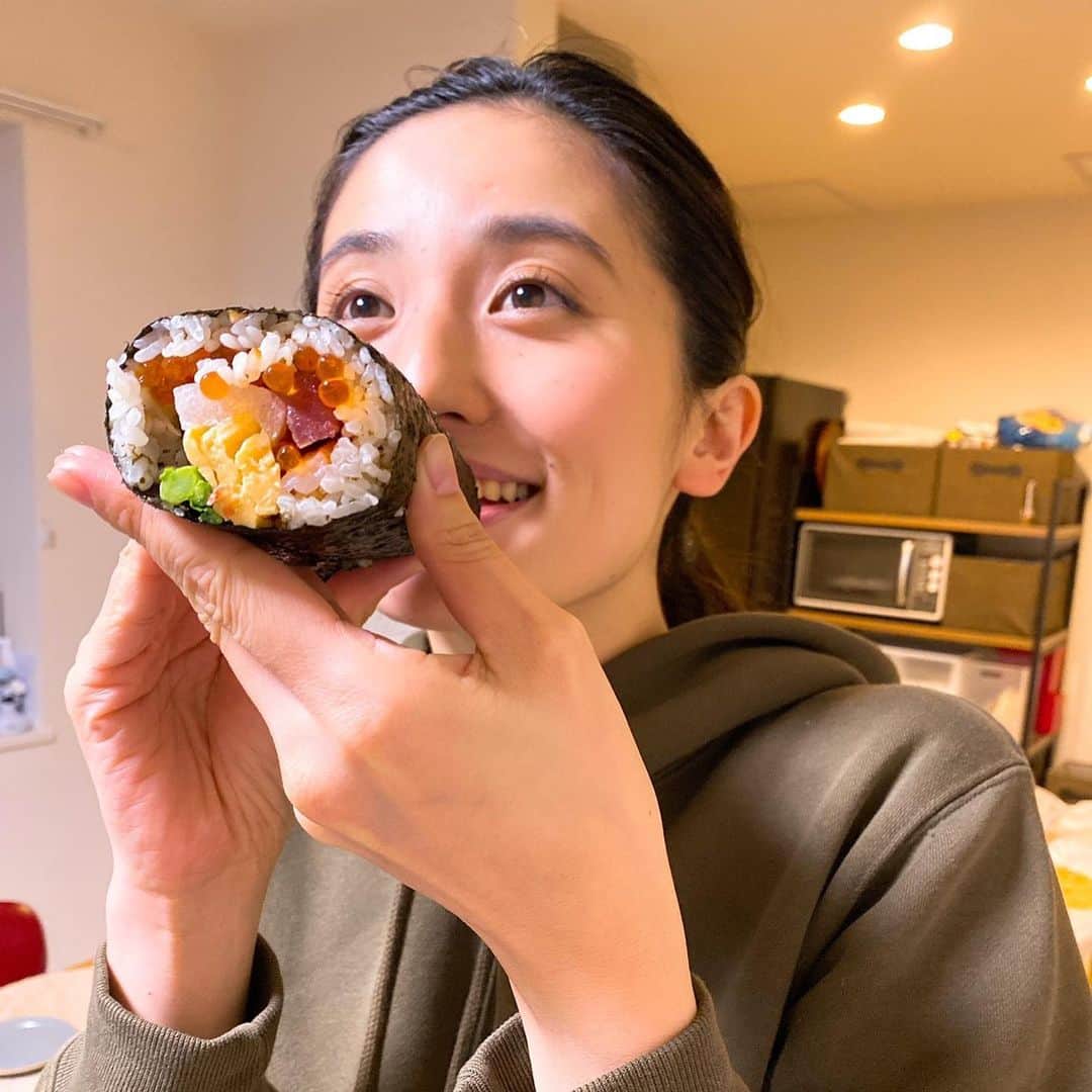 槙あやなさんのインスタグラム写真 - (槙あやなInstagram)「今年の節分は @waen_tokyo  さんの恵方巻きと @yamato788 の独創的な 鬼柄？虎柄？恵方巻き。 美味しかったし、楽しかったし、 南南東の先に見えるものは 明るい未来に違いない。  #節分 #恵方巻き #食べることは生きること」2月3日 2時12分 - ayana_maki