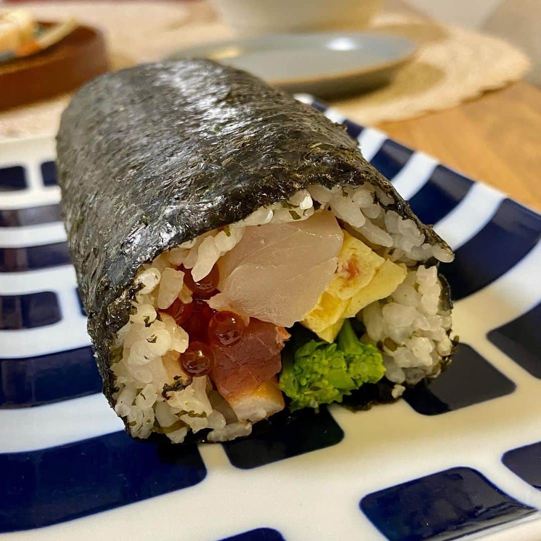 槙あやなさんのインスタグラム写真 - (槙あやなInstagram)「今年の節分は @waen_tokyo  さんの恵方巻きと @yamato788 の独創的な 鬼柄？虎柄？恵方巻き。 美味しかったし、楽しかったし、 南南東の先に見えるものは 明るい未来に違いない。  #節分 #恵方巻き #食べることは生きること」2月3日 2時12分 - ayana_maki