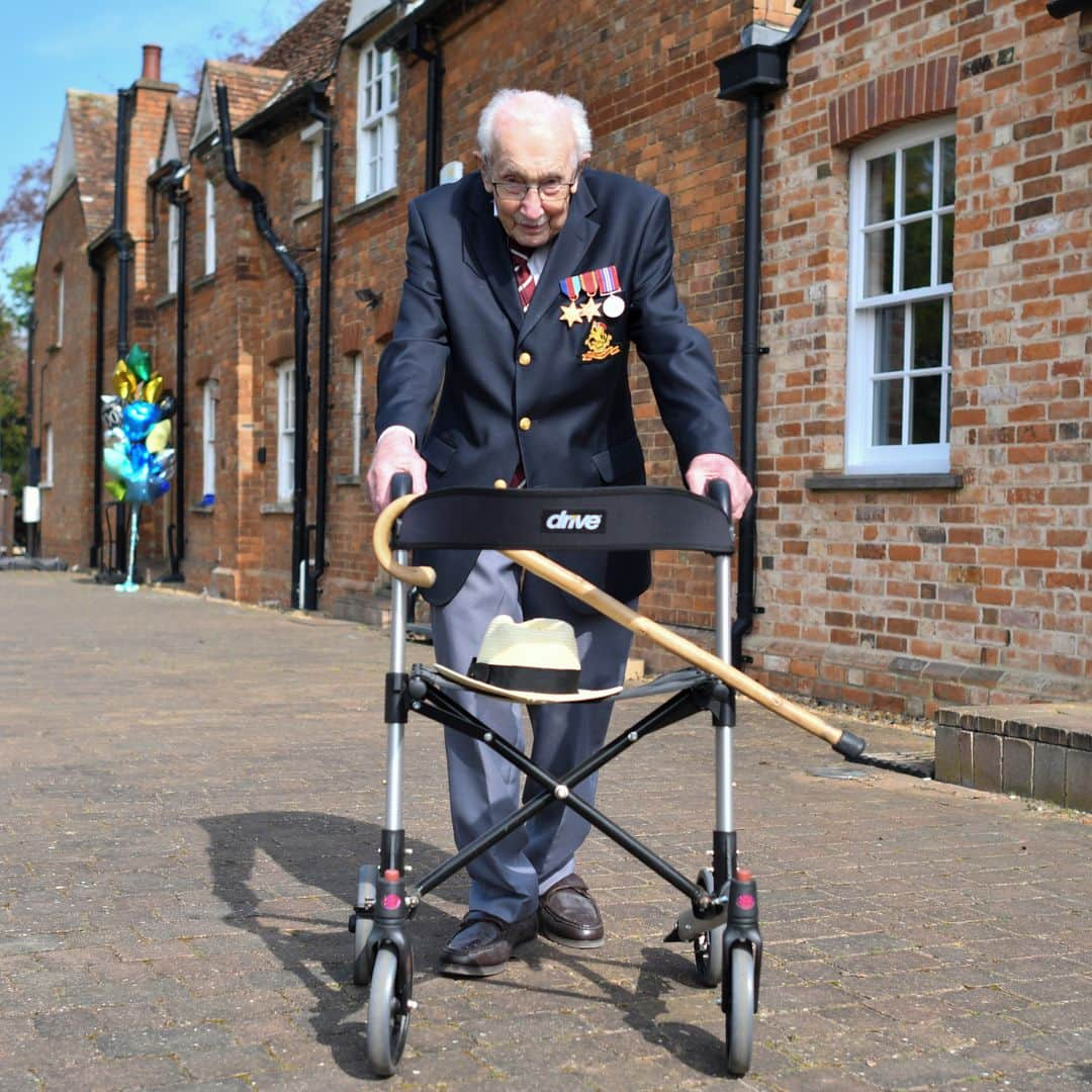 AFP通信さんのインスタグラム写真 - (AFP通信Instagram)「AFP Photo 📷 @justintallisafp - Captain Tom Moore, who won British hearts with a Covid-19 fundraising drive last year, on Tuesday died aged 100 after catching the virus, his family said. #CaptainTomMoore」2月3日 2時24分 - afpphoto