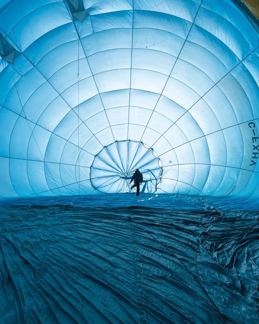 Explore Canadaのインスタグラム：「"Ballooning in the arctic is simply a series of incredibly fortunate events, conspired together by a genius to create a miracle. Without further adieu, let me introduce you to John Davidson, genius, balloon pilot extraordinaire, and also our lead guide @baffin.safari! A well decorated pilot in Canada, with an outstanding reputation around the world, he's one of the few that has experience to drift around in the arctic. We waited impatiently to go, but with so many factors to contend with, safety first was important. Finally, an opportune day sent us adrift for 50 minutes; from the floe edge, mother nature's icy breath blew us right back to camp. There's truly no words to describe this once in a lifetime experience." #ExploreCanada #CanadaNice⁠ ⁠ *Know before you go! Check the most up-to-date travel restrictions and border closures before planning your trip and if you're travelling in Canada, download the COVID Alert app to your mobile device.*⁠ ⁠ 📷 + caption: @jdubcaptures⁠ 📍: @destinationnunavut⁠ ⁠ #SpiritOfTheArctic」