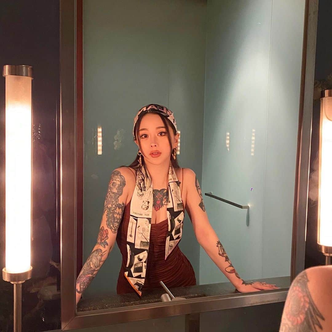 Abby Chenのインスタグラム：「壓抑過了頭會逃避內心真實聲音 分不清自己 想盡各種理由合理化解釋自己🧠」