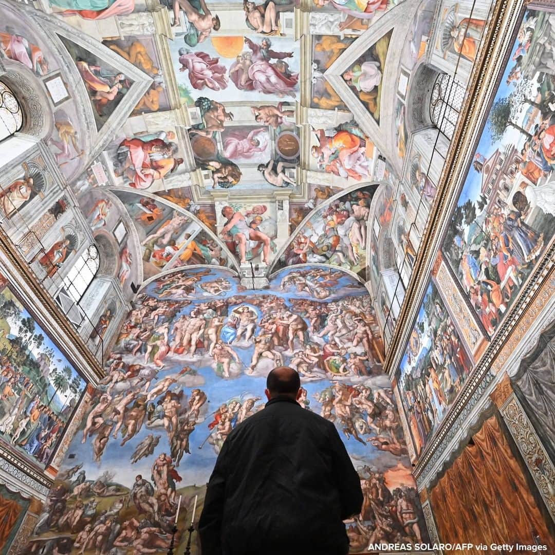 ABC Newsさんのインスタグラム写真 - (ABC NewsInstagram)「Man visits the Sistine Chapel on the reopening day of the Vatican museum.」2月3日 2時17分 - abcnews