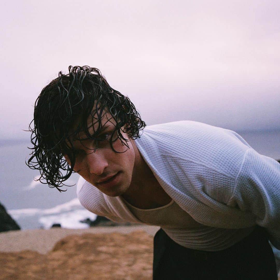 ショーン・メンデスのインスタグラム：「random wonder vibes ✨ Also, I started watching game of thrones 3 days ago for the first time. Am I very late? Yes. Will my life ever be the same? No. Winter. Is. Coming.」
