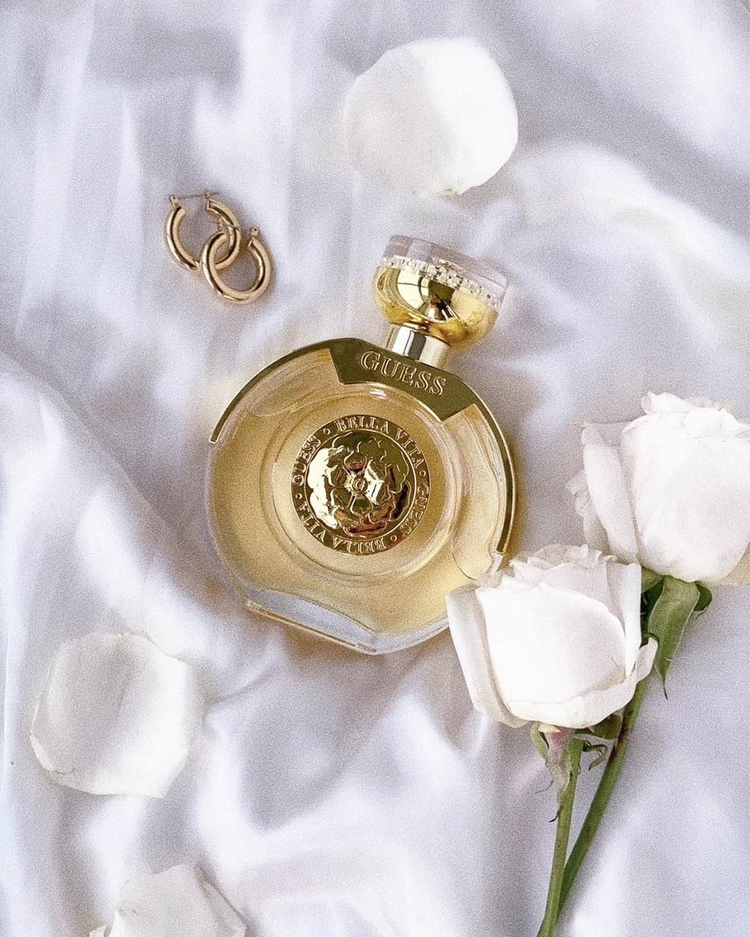 ゲスのインスタグラム：「meet your new must-have accessory 🤍✨ Bella Vita is now available in the US — tag your valentine to give them the hint! #GUESSFragrance」