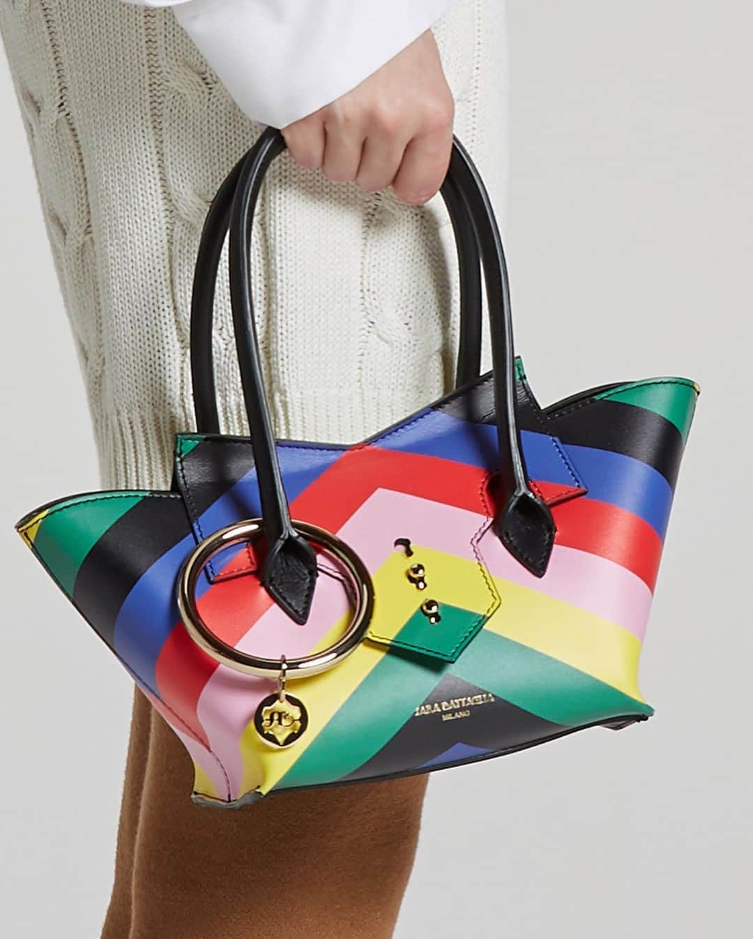 サラバターリアのインスタグラム：「...EXCITED TO INTRODUCE YOU THE ‘YOUTH’ FALL WINTER 21 COLLECTION  The outfit is composed by the new white knitwear pieces, the already iconic Toujours Toy Tote Rainbow and the Pigalle 55 white.   #SaraBattaglia」