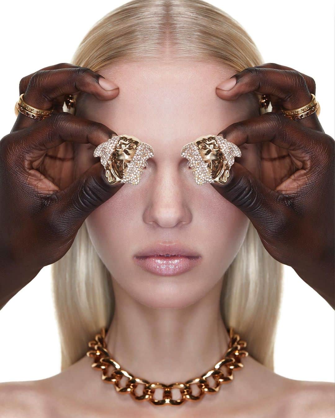ジャンニヴェルサーチのインスタグラム：「Eye spy - explore jewelry designs guaranteed to delight this Valentine’s Day. Shop the edit through the link in bio.」