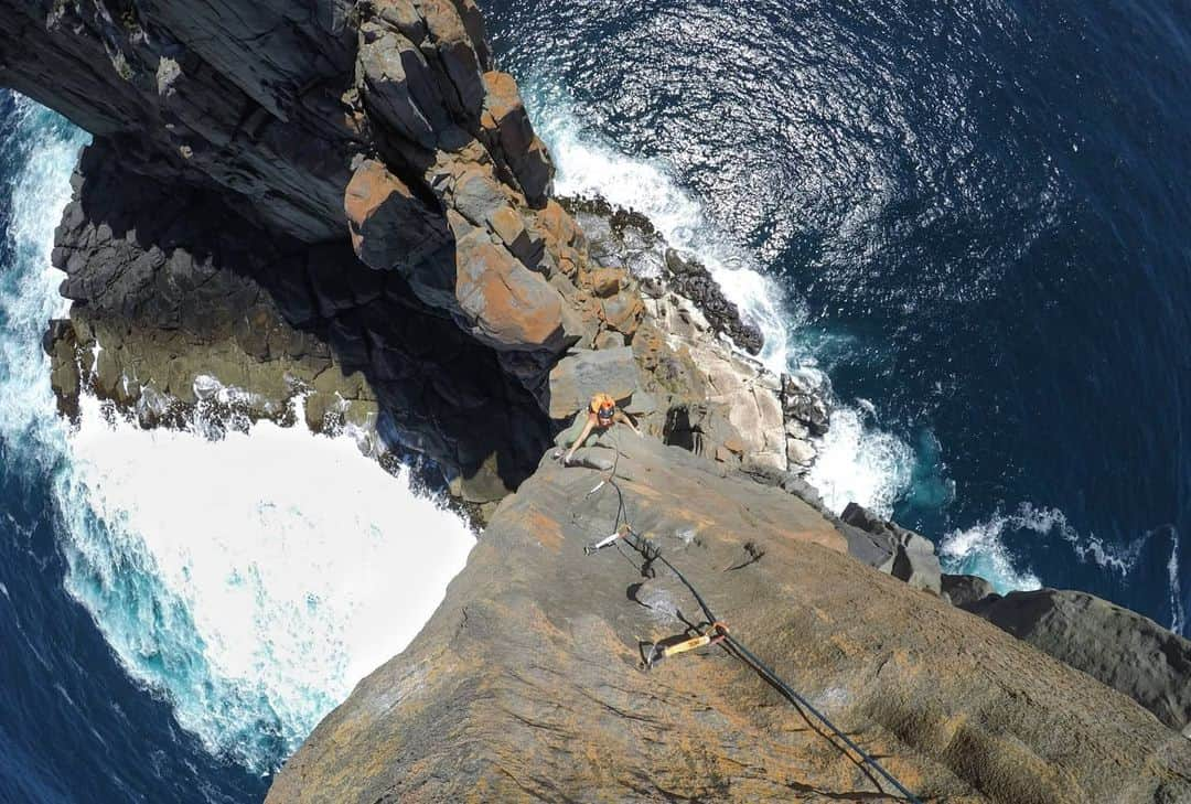 シャーロット・デュリフさんのインスタグラム写真 - (シャーロット・デュリフInstagram)「A guaranteed super fun adventure : Tasmania !  @joshlrsn and I visited this Australian island at the beginning of 2018 and it was such a blast!  The most memorable was going to Cape Raoul with @_simonbischoff_ which ended up being a 14h day hiking and scrambling to climb an easy self standing pillar in a landscape straight out of this World !  Check out our @coldhousemedia video from that trip on @epictvclimbing by clicking on the link in my bio!  📷 by @coldhousemedia @joshlrsn  @mountainhardwear @petzl_official @eb_climbing @volxholds @luxov_connect」2月3日 2時26分 - chadurif