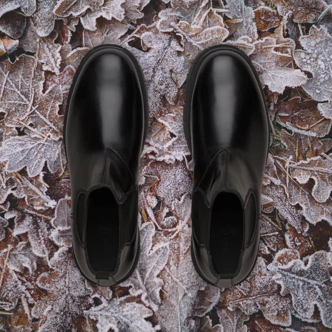 カーシューのインスタグラム：「A modern silhouette makes the #CarShoeBlock boots your winter must-have: explore the colours and fabrics selection online.」