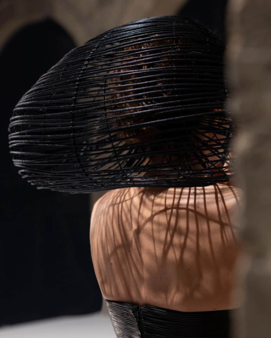 ステファンローランさんのインスタグラム写真 - (ステファンローランInstagram)「Haute couture menina head piece and corset in leather . @officialnievesa @manolovaldes inspiration. #paris #hautecouture #sculpture」2月3日 2時30分 - stephanerolland_paris