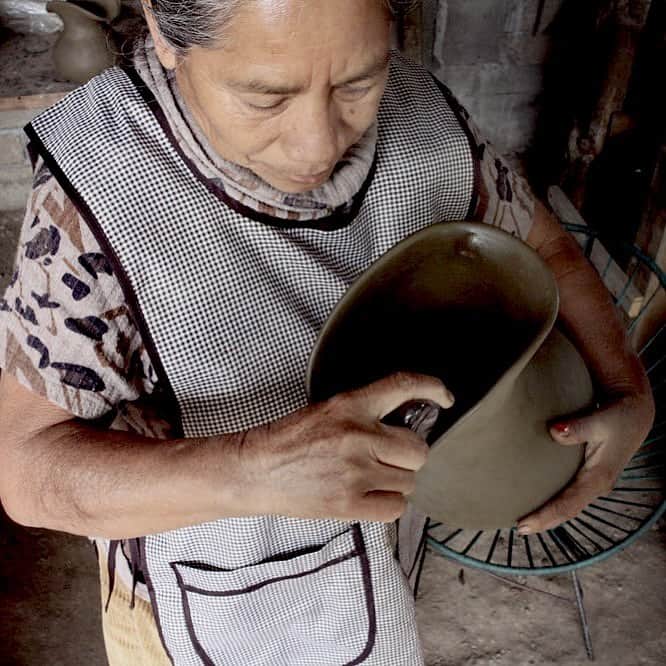 オバッキのインスタグラム：「"Traditional pottery embodies a way of relating to the world that is much more balanced than our current systems. while abandoning the old paradigm of competition and disconnection, there is so much to learn from the potters that live connected to their bodies, their communities, their surroundings, and their souls." (Words by our partner potters from Oaxaca, Mexico)   Discover their creations via link in profile 🌾   #slowdesign #slowroads #homedecor #handmadeceramics #designwithpurpose #artisanmade #designliving」