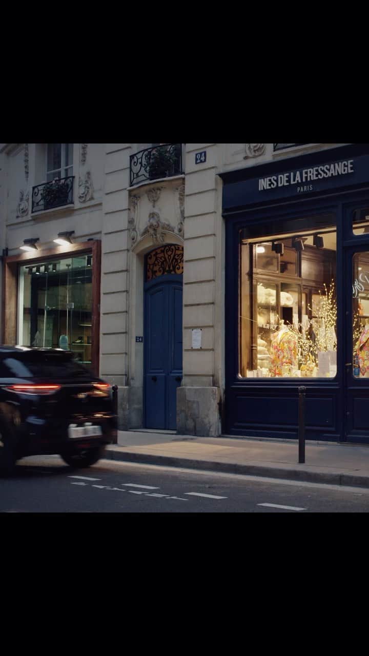 イネスドゥラフレサンジュのインスタグラム：「Two symbols of true Parisian chic, united for a sensorial collaboration embodied in a new and exclusive DS 3 CROSSBACK INES DE LA FRESSANGE PARIS limited edition.  Discover the journey from a line, a sketch, an idea to real-life craftsmanship.  #inesdelafressangeparis #inesdelafressange  #DSautomobiles #DS3CROSSBACK  @ds_official @dsfrance」