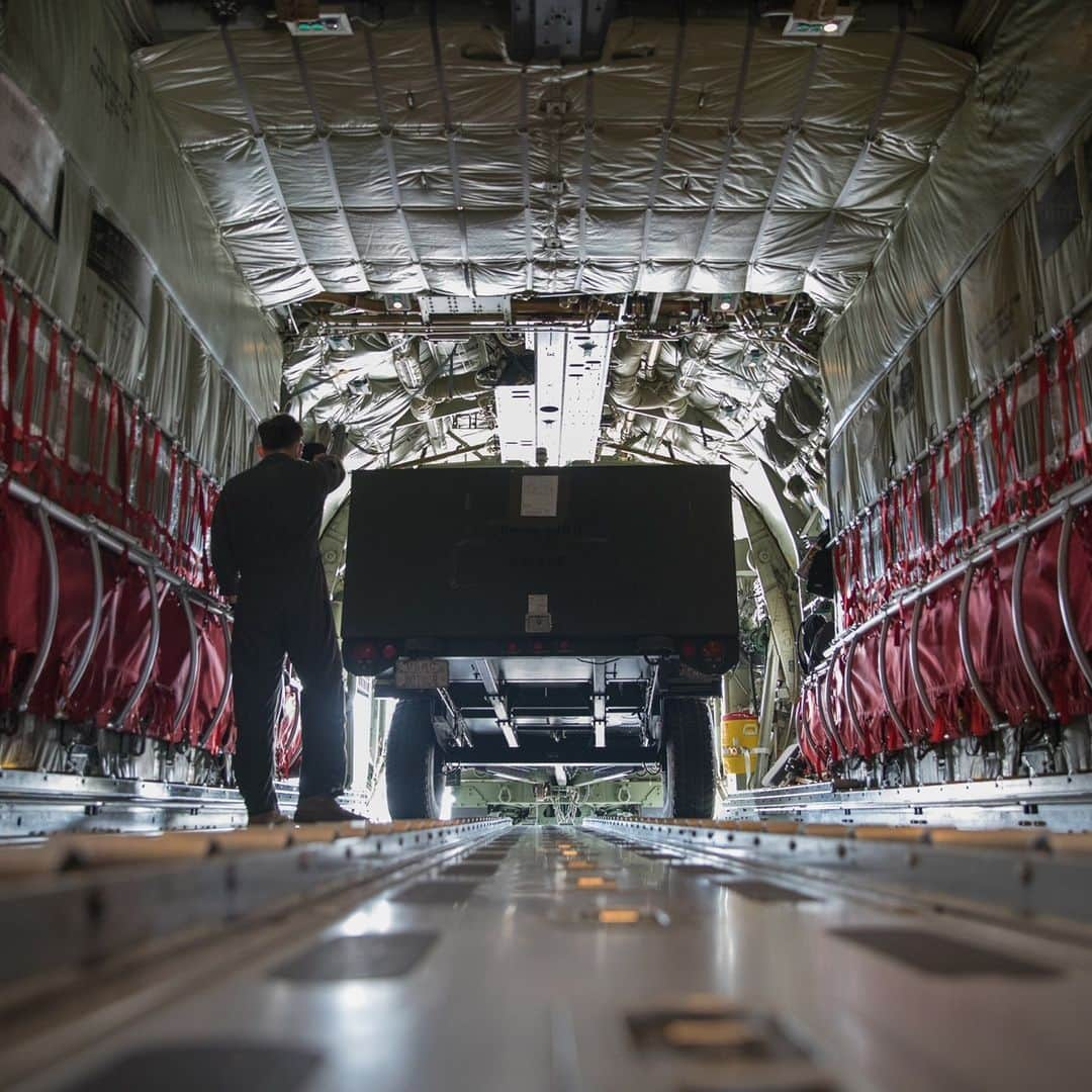 アメリカ海兵隊さんのインスタグラム写真 - (アメリカ海兵隊Instagram)「Back That Thing Up  Lance Cpl. Benjamin Ludwig, a fixed-wing aircraft mechanic with Marine Aerial Refueler Transport Squadron 152, @1stmaw_marines, guides a High Mobility Multipurpose Wheeled Vehicle and trailer into a KC-130 at @kadenaairbase, Okinawa, Japan. (U.S. Marine Corps photo by Cpl. Ryan Harvey)  #USMC #Marines #Military @iiimef_marines」2月3日 2時42分 - marines