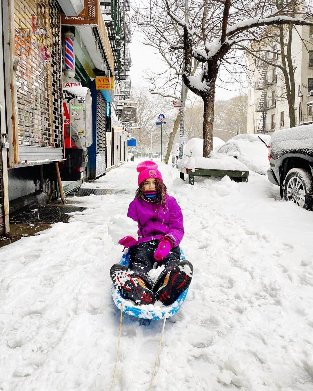 Ilana Wilesのインスタグラム：「It was a snow pants event in NYC yesterday! We got the sleds out too. First time there’s been enough snow to take those out since Mike bought them during the winter storm in 2016 when I got stuck with the kids across town and he had to come rescue us. I love a big NYC snow storm. Sledding through carless streets is a treat.」