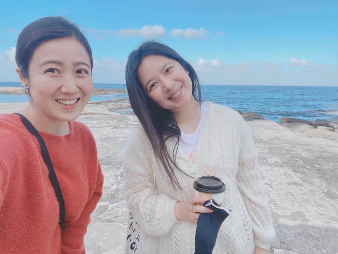 荒尾茉紀のインスタグラム：「86年組の友達😊彼女はどこの国の人でしょう〜？（答えは今日のランチ写真を見てね🍚）日本•中国•韓国の人を見分けるのは私達でも難しい❗️ヨーロピアンにとってはさらに難易度高いはず🙂2枚目の魚料理が凄く美味しかったなぁ🎶 最後の写真はメロンパン&海でギターを弾いて黄昏てる人❤️拡大してみてね（笑）  #malta #マルタ #chinesefood #中華料理 #goldenwokchineserestaurant #kyotocafe #japanesebakery #メロンパン #地中海 #マルタ留学」