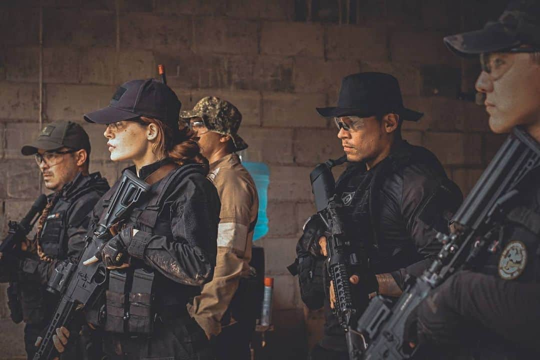 Anna Vargasさんのインスタグラム写真 - (Anna VargasInstagram)「No airsoft, cada time tem seus próprios ritos de adesão de novos membros. Para alguns, basta que se aceite o convite. Em outros o processo envolve dor/sujeira (os famosos "batismos"). Em outros, como na @equipejaguarairsoft , o processo envolve comprometimento, suor, treinamento, testes de aptidão, investigação social e o que mais o time julgar necessário para selecionar o tipo de jogadores que desejam entre os seus. Tudo isso varia de acordo com os objetivos de cada time dentro do esporte: para alguns é simples e pura diversão, sem cobranças; para outros, um meio de desenvolver competências e habilidades coletivamente e, nesse caso, o desempenho e o nível de comprometimento de cada membro afeta o todo. Mesmo "avulsa", aqui na região eu vinha jogando com o Jaguar há um bom tempo já. Além da admiração pela qualidade de jogo deles, também sentia muita afinidade com os membros. Nesse fim de semana, passei pelo nivelamento e oficializei minha entrada no time. Agora sou Jaguar 🐆. Uma pequena jaguatirica, por assim dizer 😌. Continuo sendo da @lda.airsoftteam também.👯🏻‍♀️ Esse é um projeto do qual não quero abrir mão. Antes e acima de qualquer coisa, somos amigas. Mas, por razões diversas, as meninas não têm estado ativas no airsoft com consistência ultimamente, e eu sentia muita falta de um grupo com quem pudesse jogar, treinar e me desenvolver como jogadora. Sinto-me honrada em fazer parte da @equipejaguarairsoft nesse momento e espero contribuir para que juntos alcancemos patamares cada vez mais altos.🤘🏻 (@notonozou_fotografo obrigada pelas fotos incríveis!!!📸) . #airsoft #milsim #airsoftgirl #airsoftteam」2月3日 2時52分 - myst.shots