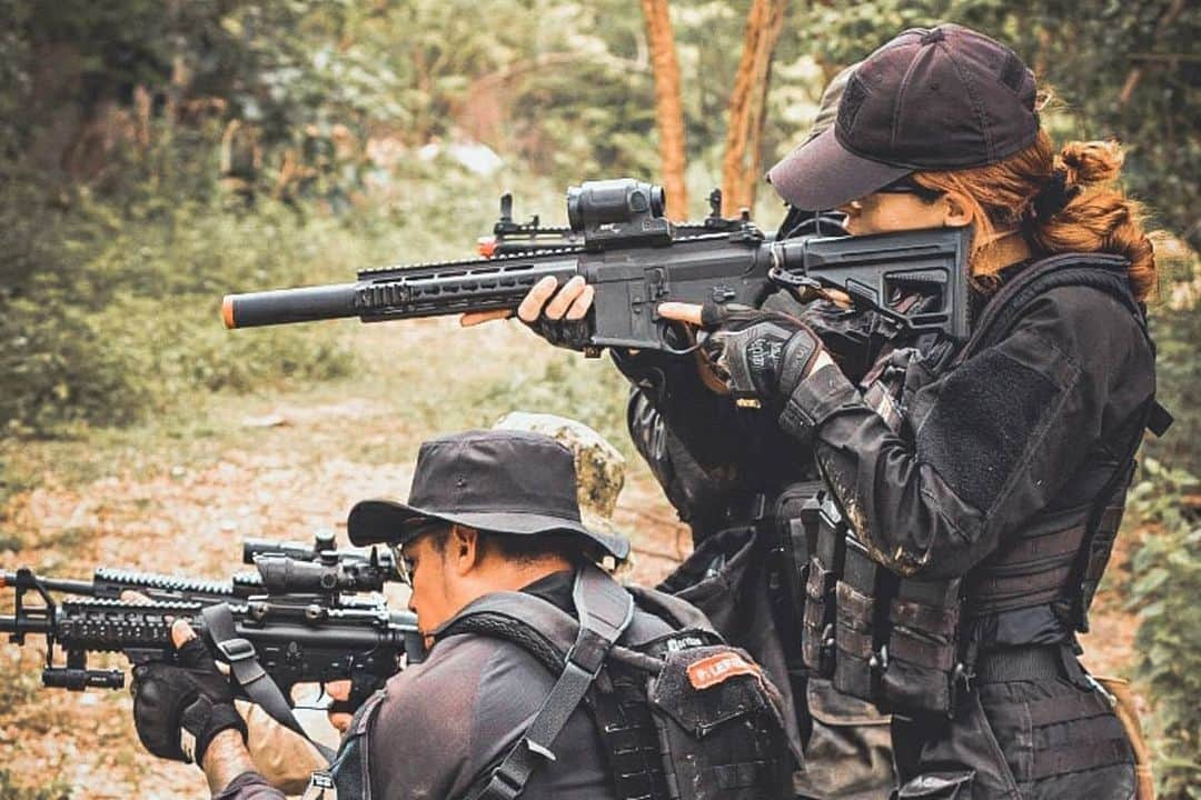 Anna Vargasさんのインスタグラム写真 - (Anna VargasInstagram)「No airsoft, cada time tem seus próprios ritos de adesão de novos membros. Para alguns, basta que se aceite o convite. Em outros o processo envolve dor/sujeira (os famosos "batismos"). Em outros, como na @equipejaguarairsoft , o processo envolve comprometimento, suor, treinamento, testes de aptidão, investigação social e o que mais o time julgar necessário para selecionar o tipo de jogadores que desejam entre os seus. Tudo isso varia de acordo com os objetivos de cada time dentro do esporte: para alguns é simples e pura diversão, sem cobranças; para outros, um meio de desenvolver competências e habilidades coletivamente e, nesse caso, o desempenho e o nível de comprometimento de cada membro afeta o todo. Mesmo "avulsa", aqui na região eu vinha jogando com o Jaguar há um bom tempo já. Além da admiração pela qualidade de jogo deles, também sentia muita afinidade com os membros. Nesse fim de semana, passei pelo nivelamento e oficializei minha entrada no time. Agora sou Jaguar 🐆. Uma pequena jaguatirica, por assim dizer 😌. Continuo sendo da @lda.airsoftteam também.👯🏻‍♀️ Esse é um projeto do qual não quero abrir mão. Antes e acima de qualquer coisa, somos amigas. Mas, por razões diversas, as meninas não têm estado ativas no airsoft com consistência ultimamente, e eu sentia muita falta de um grupo com quem pudesse jogar, treinar e me desenvolver como jogadora. Sinto-me honrada em fazer parte da @equipejaguarairsoft nesse momento e espero contribuir para que juntos alcancemos patamares cada vez mais altos.🤘🏻 (@notonozou_fotografo obrigada pelas fotos incríveis!!!📸) . #airsoft #milsim #airsoftgirl #airsoftteam」2月3日 2時52分 - myst.shots