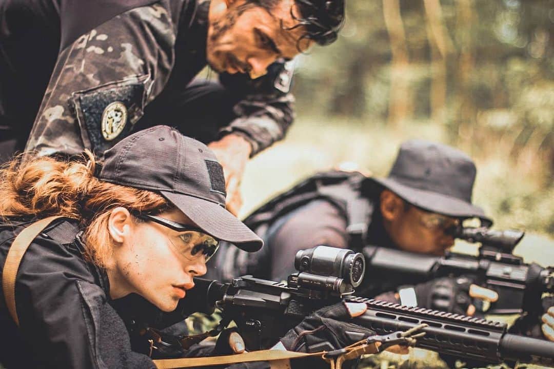 Anna Vargasのインスタグラム：「No airsoft, cada time tem seus próprios ritos de adesão de novos membros. Para alguns, basta que se aceite o convite. Em outros o processo envolve dor/sujeira (os famosos "batismos"). Em outros, como na @equipejaguarairsoft , o processo envolve comprometimento, suor, treinamento, testes de aptidão, investigação social e o que mais o time julgar necessário para selecionar o tipo de jogadores que desejam entre os seus. Tudo isso varia de acordo com os objetivos de cada time dentro do esporte: para alguns é simples e pura diversão, sem cobranças; para outros, um meio de desenvolver competências e habilidades coletivamente e, nesse caso, o desempenho e o nível de comprometimento de cada membro afeta o todo. Mesmo "avulsa", aqui na região eu vinha jogando com o Jaguar há um bom tempo já. Além da admiração pela qualidade de jogo deles, também sentia muita afinidade com os membros. Nesse fim de semana, passei pelo nivelamento e oficializei minha entrada no time. Agora sou Jaguar 🐆. Uma pequena jaguatirica, por assim dizer 😌. Continuo sendo da @lda.airsoftteam também.👯🏻‍♀️ Esse é um projeto do qual não quero abrir mão. Antes e acima de qualquer coisa, somos amigas. Mas, por razões diversas, as meninas não têm estado ativas no airsoft com consistência ultimamente, e eu sentia muita falta de um grupo com quem pudesse jogar, treinar e me desenvolver como jogadora. Sinto-me honrada em fazer parte da @equipejaguarairsoft nesse momento e espero contribuir para que juntos alcancemos patamares cada vez mais altos.🤘🏻 (@notonozou_fotografo obrigada pelas fotos incríveis!!!📸) . #airsoft #milsim #airsoftgirl #airsoftteam」