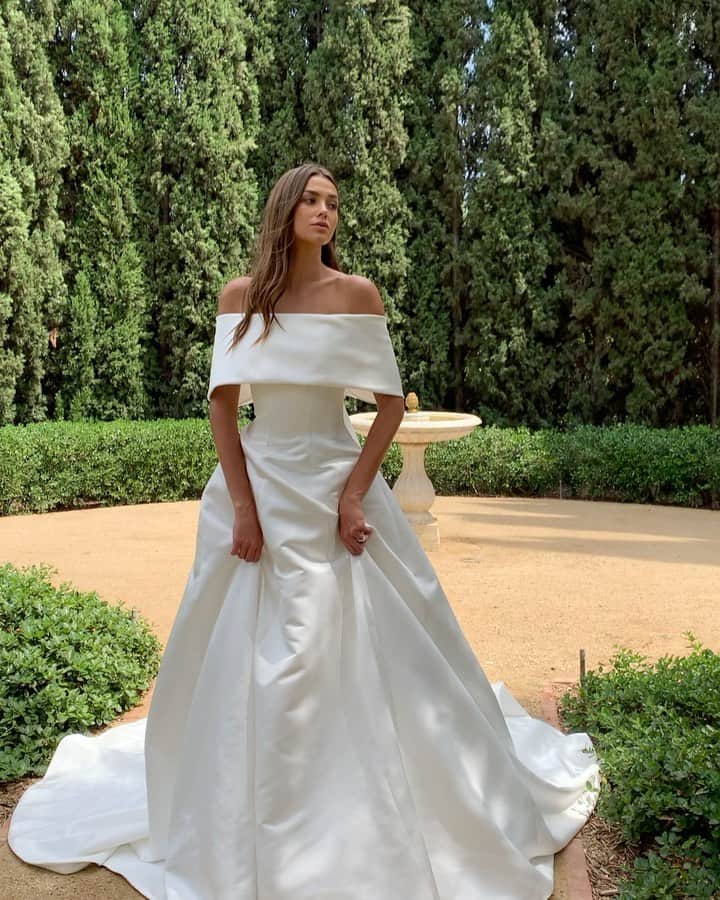 Monique Lhuillierのインスタグラム：「Regal Beauty 🌿🤍 #moniquelhuillier #mlbride」