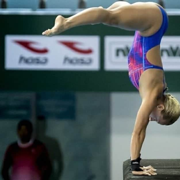 トニア・コーチのインスタグラム：「If someone asked me to do a handstand on the end of the 10m board.... Id run 🏃🏼‍♀️🤣 its been far to long   #handstand #diving #diver」