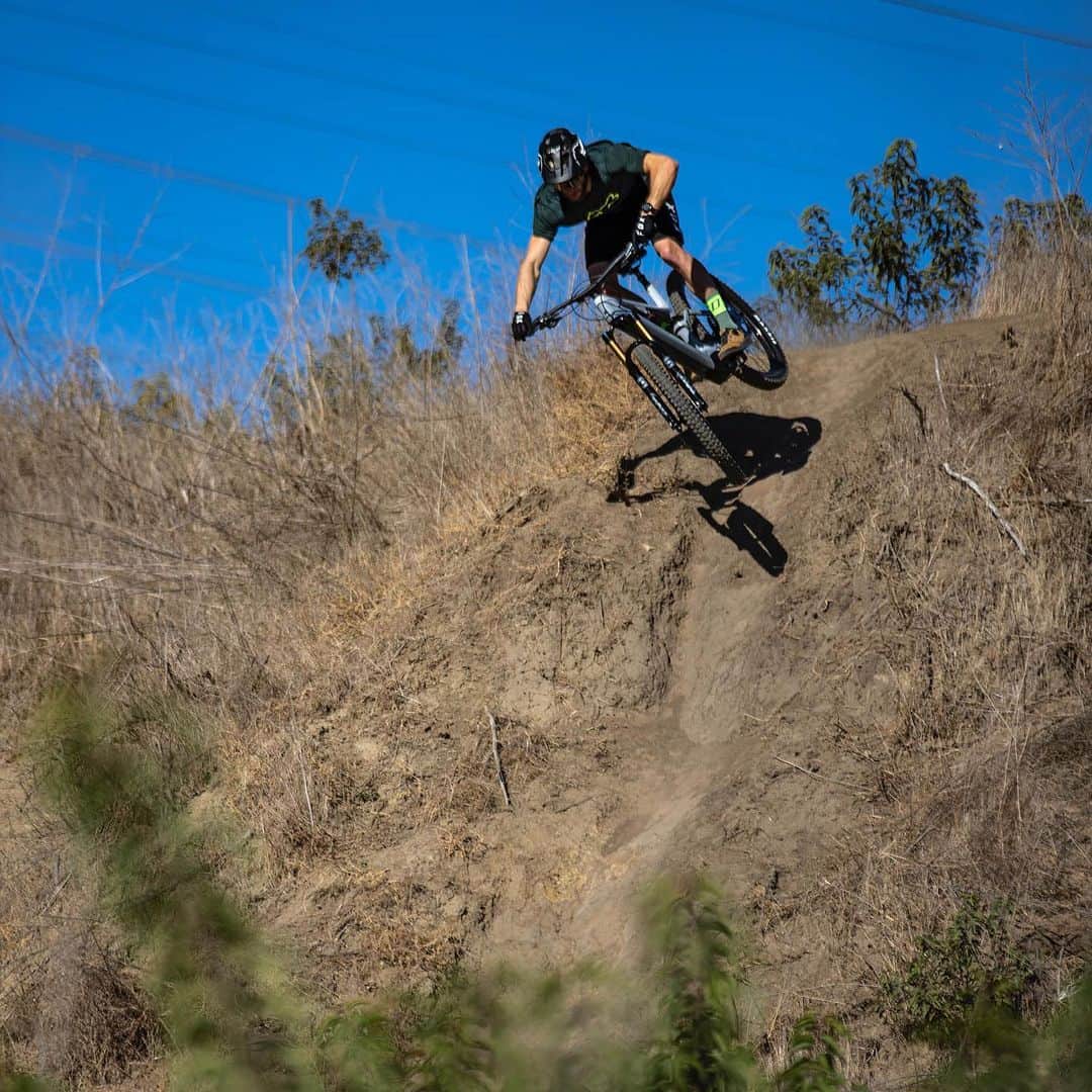 ケン・ロックゼンのインスタグラム：「Fresh @canyon e-MTBs are here 🙌 #powerongameon #mycanyon #torqueon」