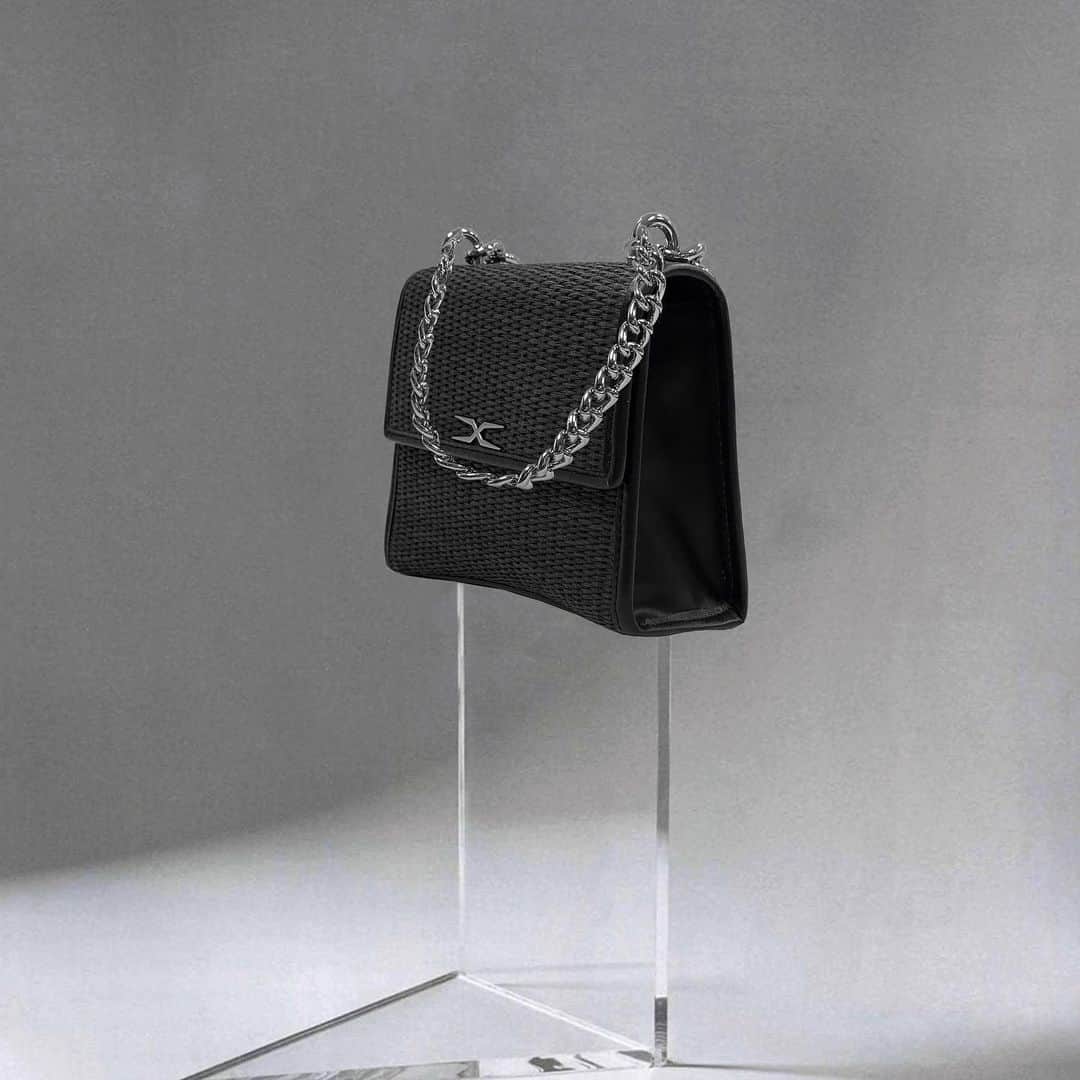 イーチ x アザーのインスタグラム：「SUMMER 2021 SCULPTED HYBRID STRAW AND LEATHER HAND BAG. Available on www.each-other.com」