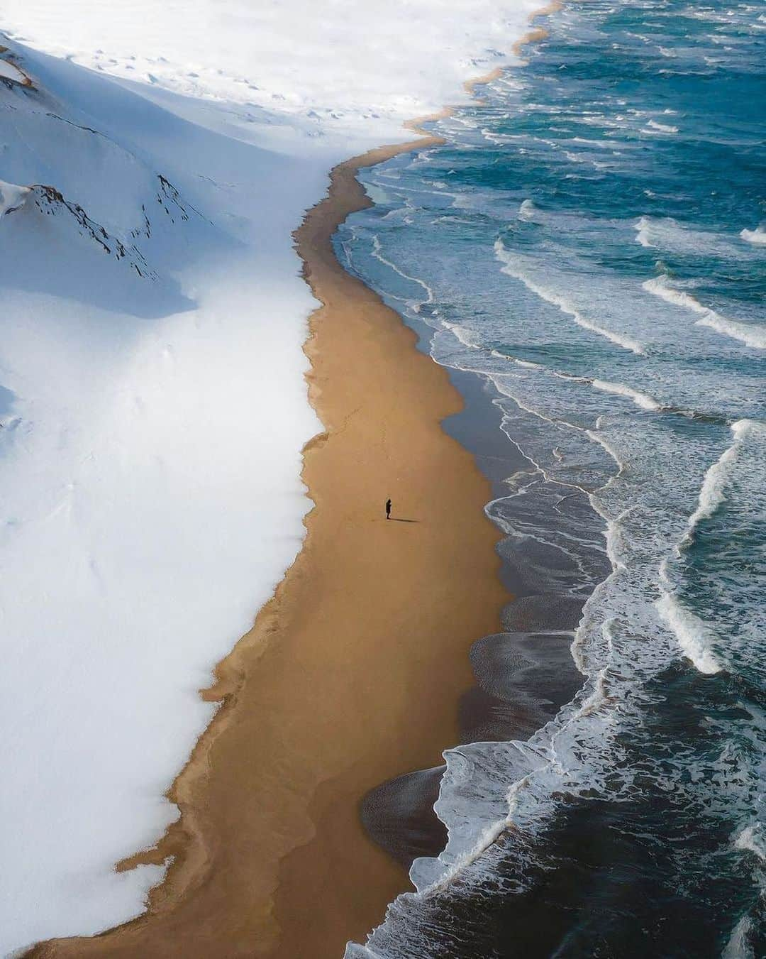 Canon Photographyのインスタグラム：「Icy shoreline captured in Japan 🇯🇵 Photography // @ag.lr.88 Curated by @steffeneisenacher  #japan #shoreline #ocean #snow #winter #beach」