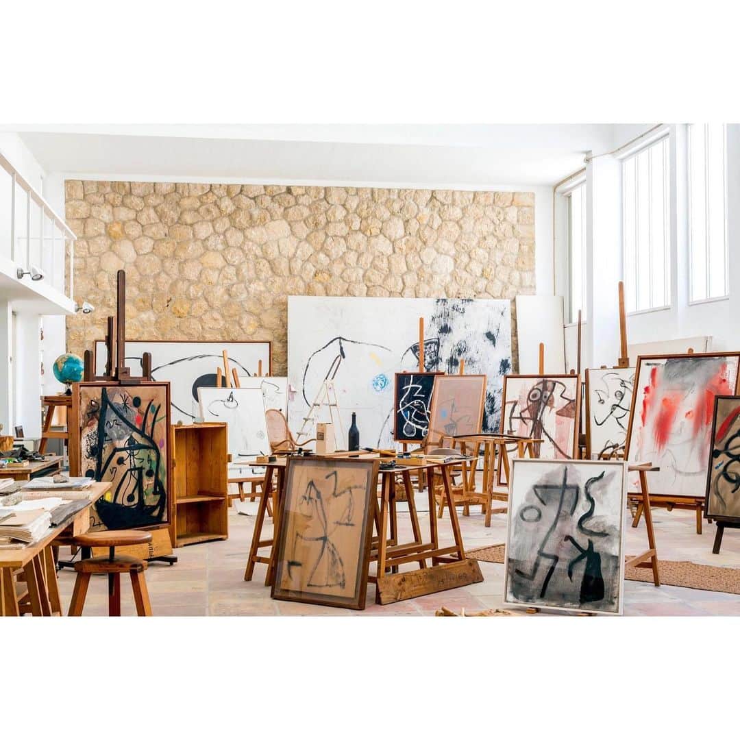 アダムのインスタグラム：「Joan Miró's Majorca Studio. His grandson, Punyet Miró, describes it as "a very chaotic place where every single thing had to be in the right place."⁠⁠ Photography by Ludovic Maisant」
