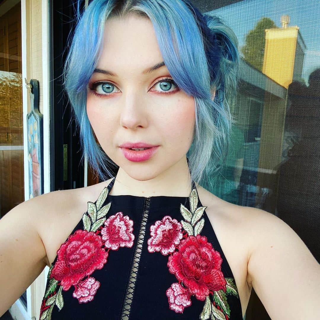 サミー・ハンラティのインスタグラム：「This was yesterday. Yesterday I felt cute! Today I’m crying because I’m about to get 2 fillings. Today I do not feel cute. 😭🦷」