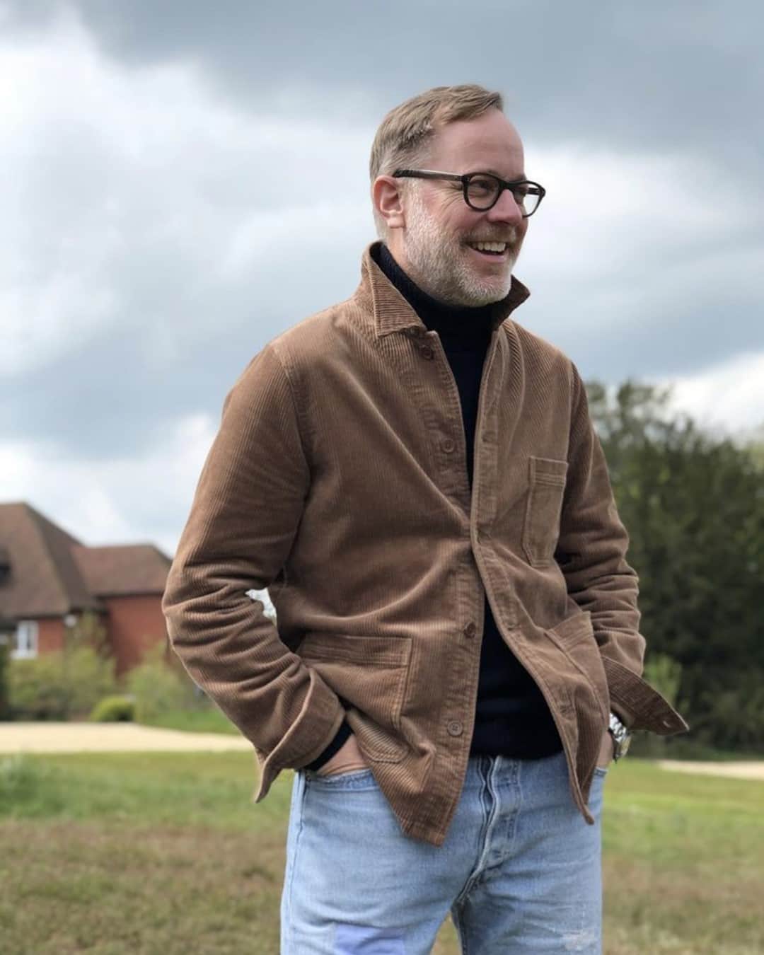 のインスタグラム：「Faites comme @brucepask et adoptez la version hivernale de notre veste de travail en velours côtelé. 🍁 Le velours côtelé est un grand classique du Mont St Michel depuis des générations ! Autrefois pantalon & veston de nos arrières-grands-parents, c’est aujourd’hui un tissu très en vogue, à la fois souple et chaud. Il est tissé et teint en France dans la région de Mulhouse par Velcorex, une entreprise mondialement connue depuis 1828 pour la qualité exceptionnelle de ses velours côtelés. _____  Dress like @brucepask and adopt the winter version of our corduroy work jacket. Corduroy has been a Mont St Michel classic for generations! Once the pants & jacket of our great-grandparents, it is now a very fashionable fabric, both soft and warm. It is woven and dyed in France in the Mulhouse region by Velcorex, a company known worldwide since 1828 for the exceptional quality of its ribbed velvet.  #lemontstmichel  #workwear #corduroy  #corduroyjacket #workwearstyle  #workwearfashion #frenchworkwear#bleudetravail」