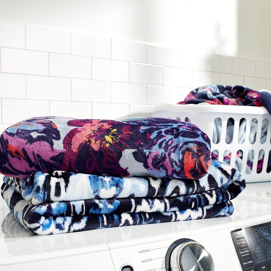 のインスタグラム：「How many Vera Bradley throw blankets do you have?! We're starting to lose count 😅 Link in bio to shop our ultra-soft AND machine-washable Plush Throw Blankets. * * * #verabradley #shop #pattern #washable #cozy」