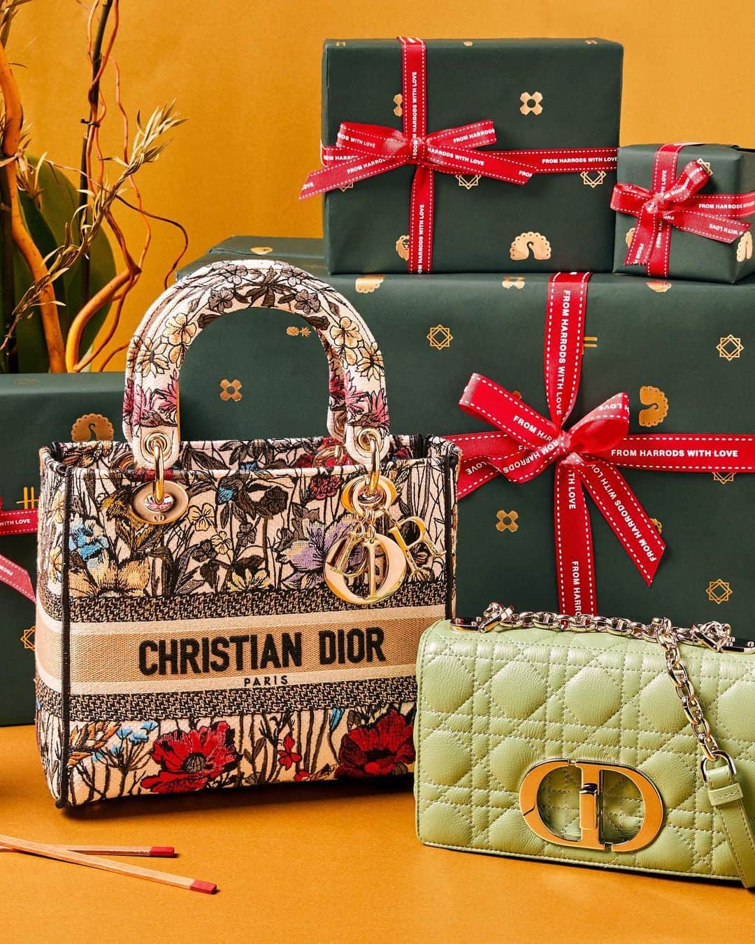 Harrodsのインスタグラム：「Your fortunes point to the luxurious this New Year – and a bounty of auspicious gifts awaits. Celebrate the Year of the Ox in style with special-edition beauty, dazzling accessories and more; shop the edit at our link in bio.  #Harrods #HarrodsFashion  Our stores are closed but you can still discover the #WorldOfHarrods through Personal Shopping and online at harrods.com.」