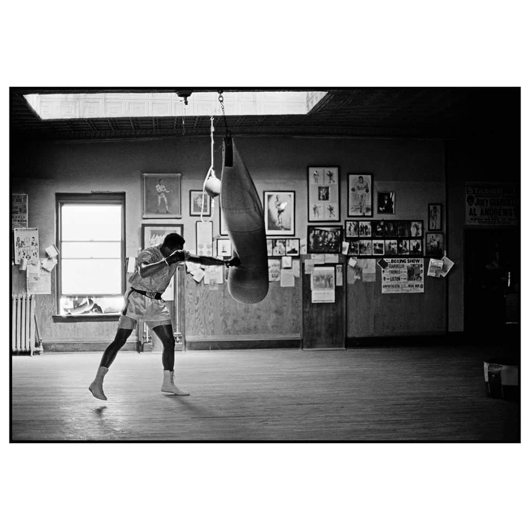 Magnum Photosさんのインスタグラム写真 - (Magnum PhotosInstagram)「In 1966, @thomashoepker was invited to take portraits of a young, successful boxer by the name of Cassius Clay, who would go on to become the legendary Muhammad Ali. Over the course of a decade, Hoepker was given the opportunity to photograph Ali multiple times, allowing him to capture the man as well as the myth.⁠ .⁠ A new fine print collection gathers 17 of Hoepker's images of the boxing legend.⁠ .⁠ Browse the prints on the Magnum Shop now at the link in bio.⁠ .⁠ PHOTO: Muhammad Ali in gym training. USA. Chicago, Illinois. 1966. ⁠ .⁠ © @thomashoepker/#MagnumPhotos」2月3日 3時02分 - magnumphotos