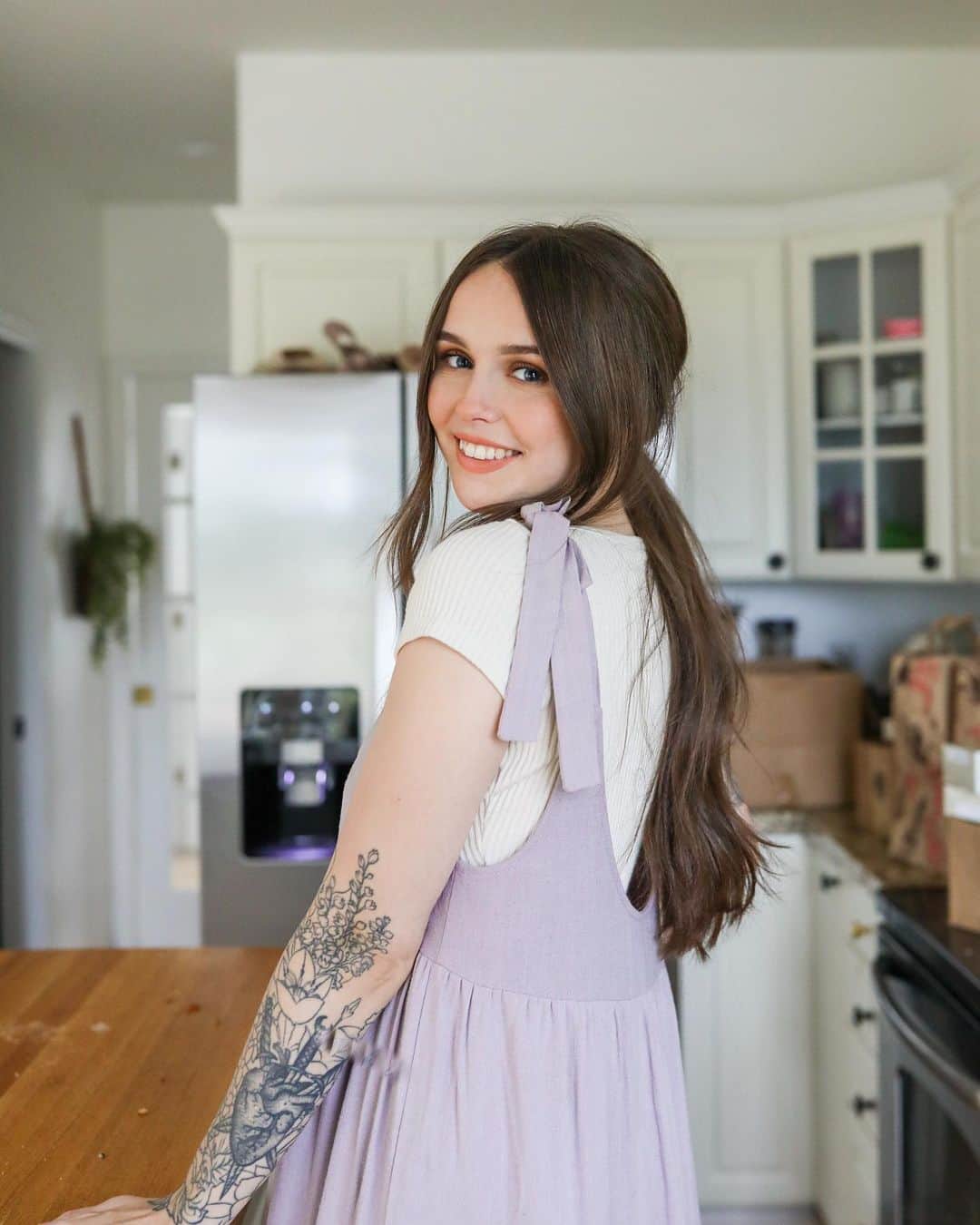 Acacia Brinleyのインスタグラム：「Will you help me put my groceries away? I’ll share some cookies with you to thank you🥺」